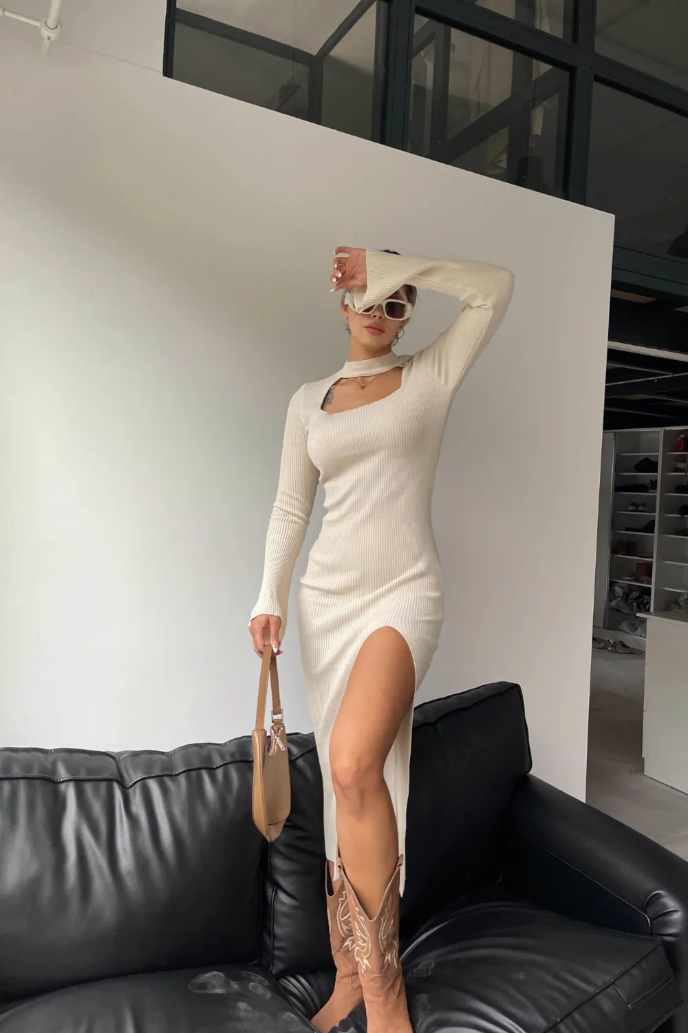 Göğüs Dekolteli Triko Yırtmaçlı Elbise Krem