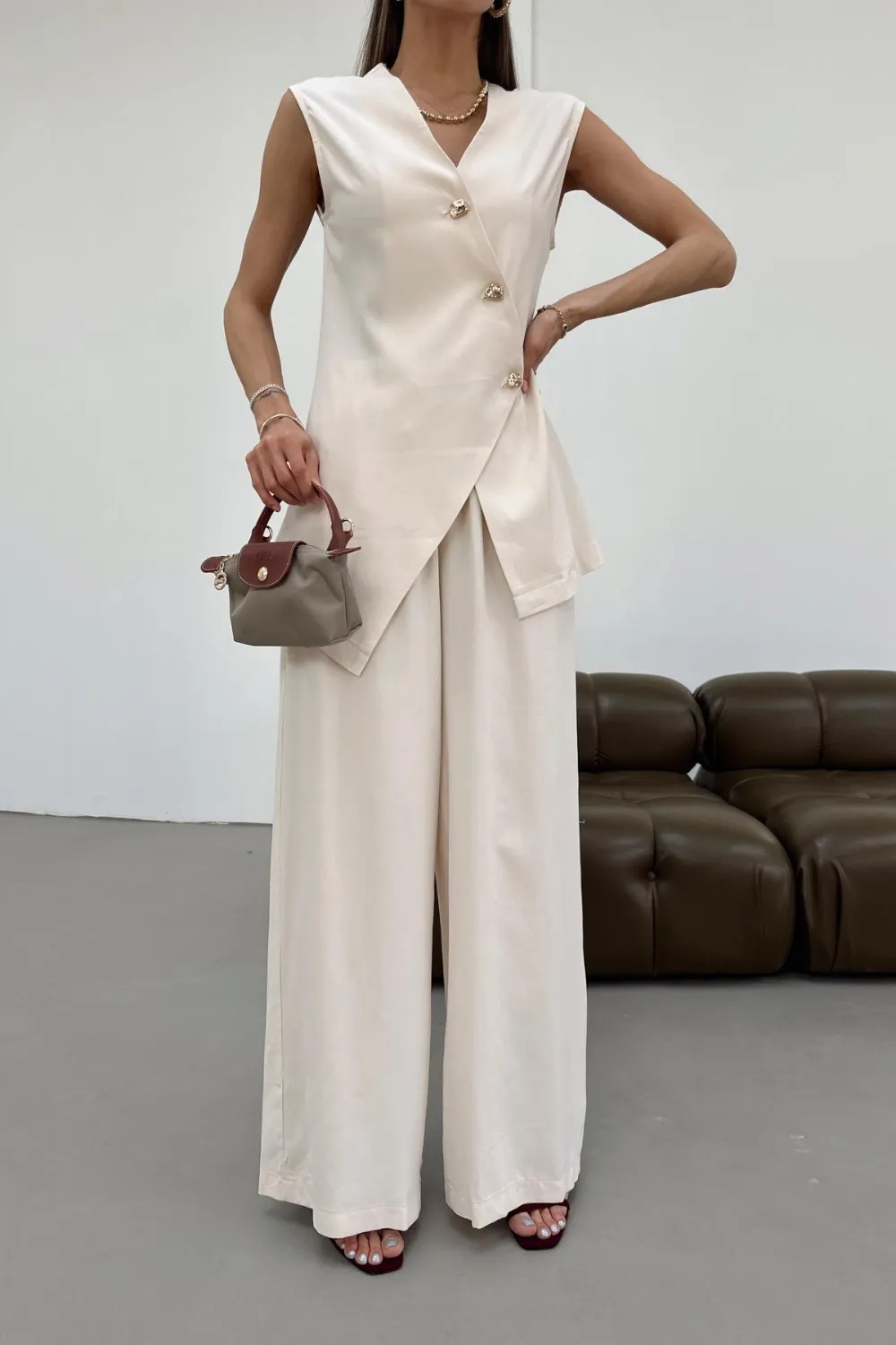 Asimetrik Gold Düğmeli Yelekli Takım Bej