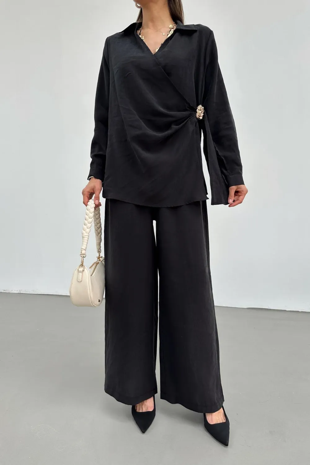 Gold Tokalı Asimetrik Tensel Takım Siyah