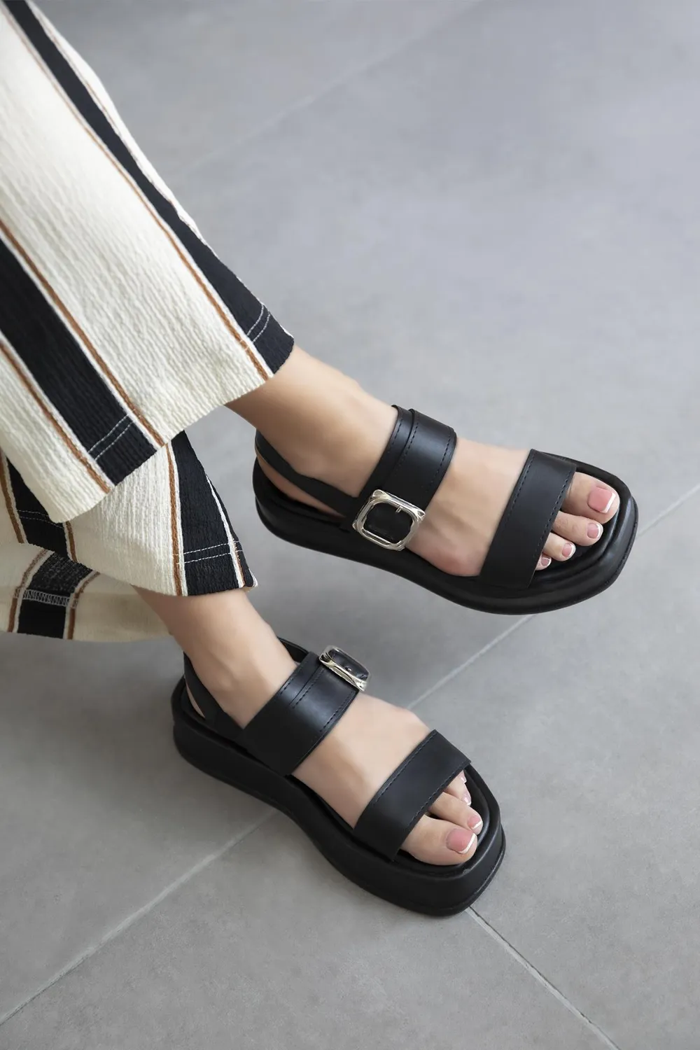 Martina Kadın Toka Detay Günlük Deri Sandalet Siyah