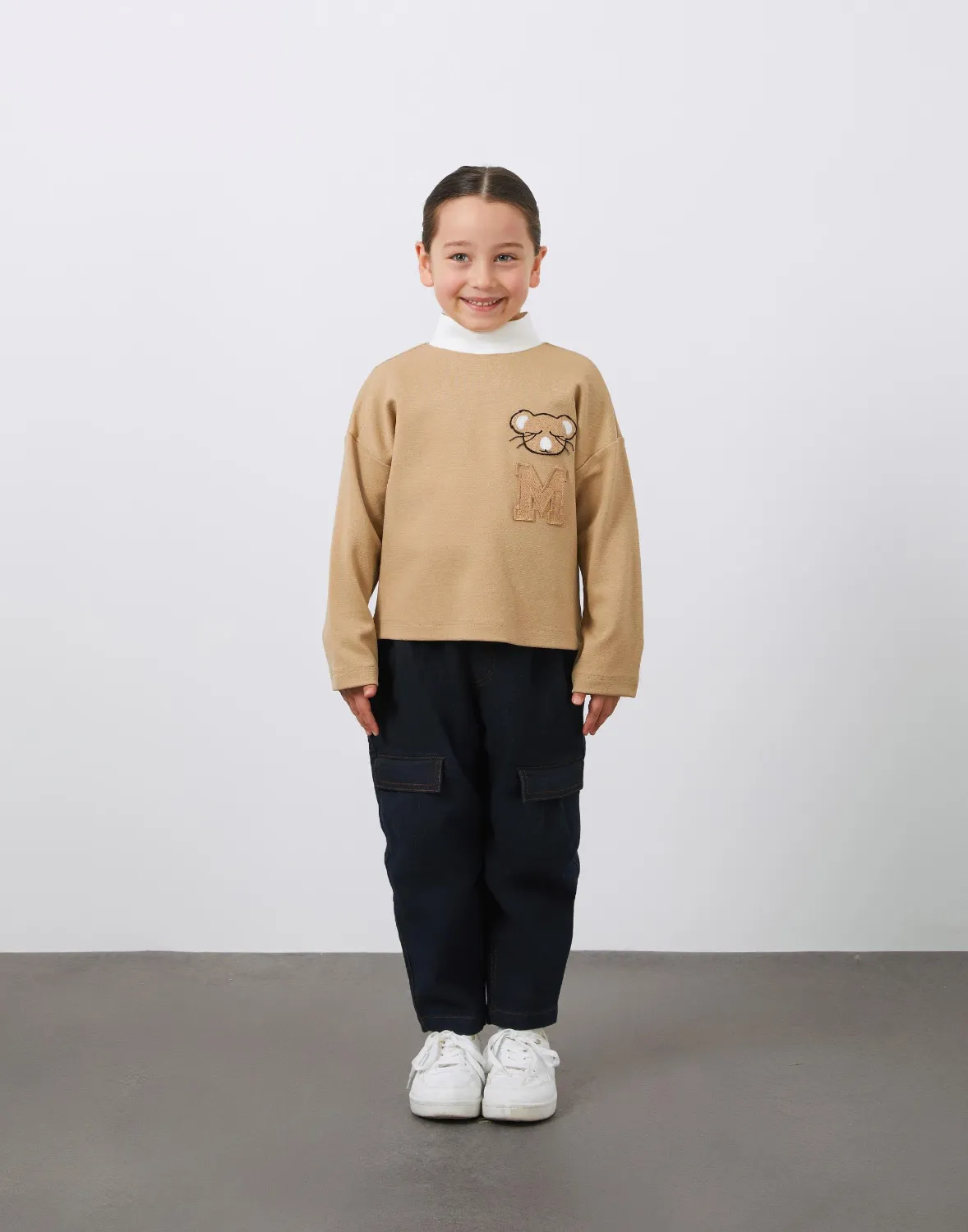 Aplike Nakış Detaylı Dik Yaka Kız Çocuk Kahverengi Bluz