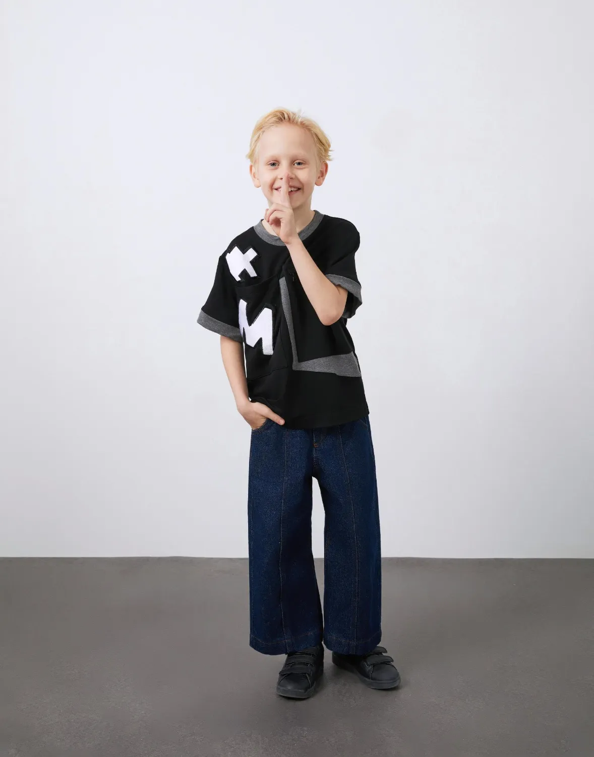 Asimetrik Cep ve Nakış Detaylı Siyah Erkek Çocuk Tişört