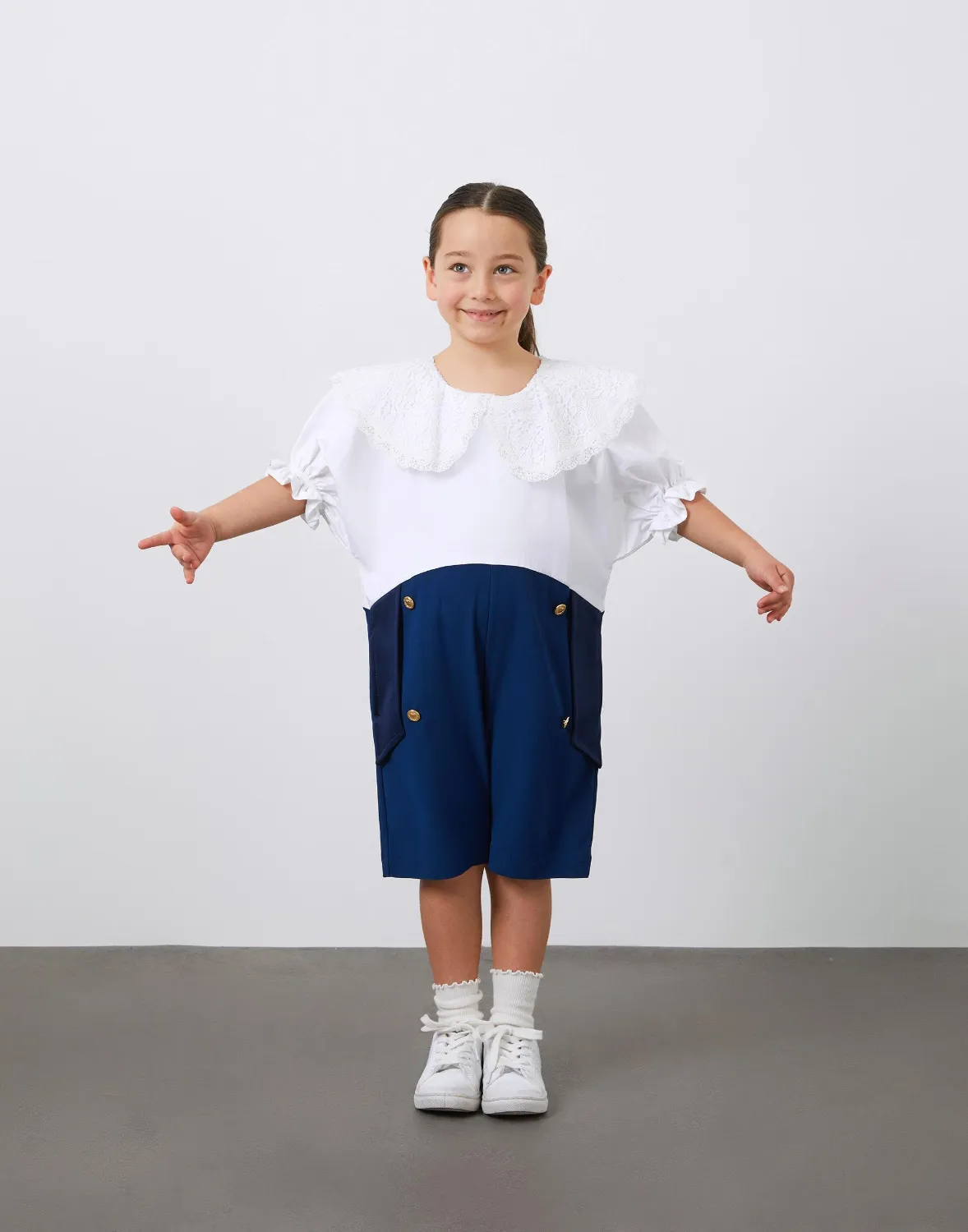 Dantel Yaka ve Düğme Detaylı Kız Çocuk Tulum