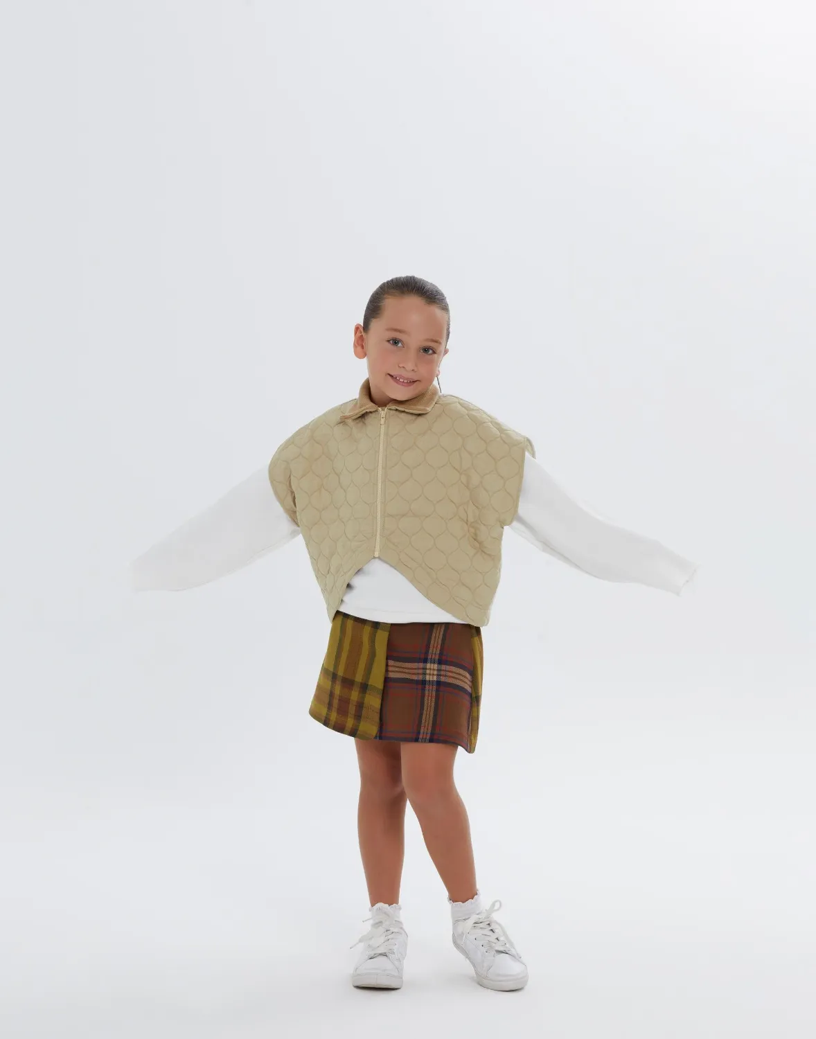 Gömlek Yakalı Kapitone İşlemeli Asimetrik Astarlı Bej Kız Çocuk Yelek