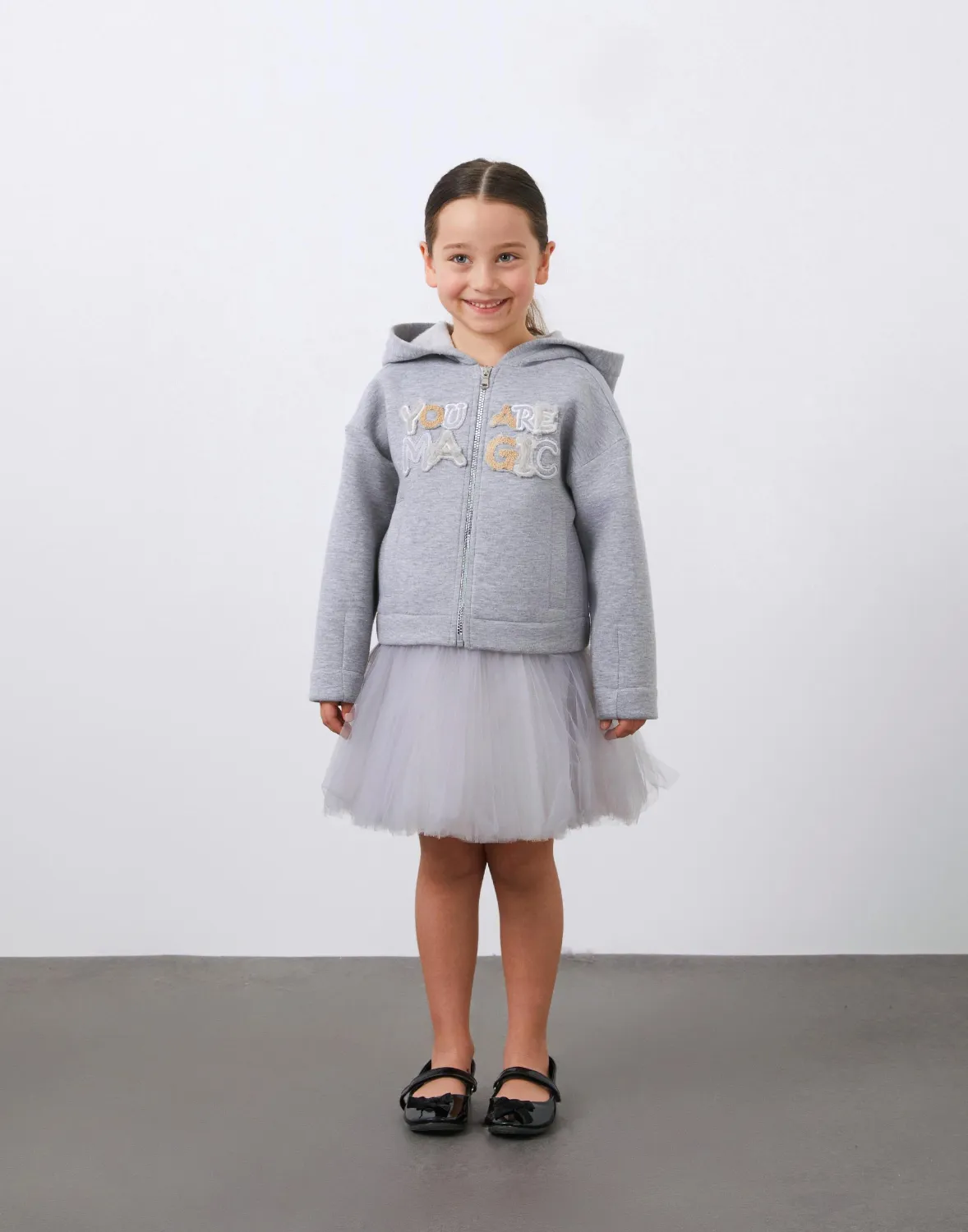 Ön Beden Nakış Detaylı Kapüşonlu Gri Kız Çocuk  Hırka