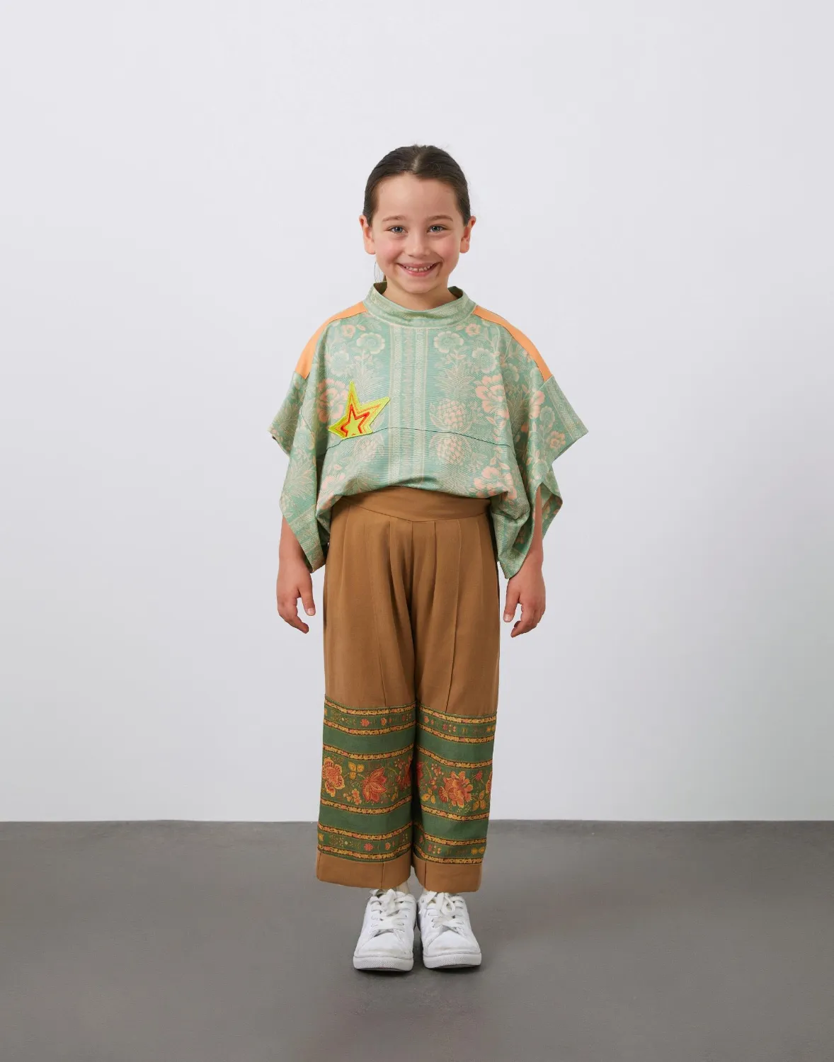 Paçası Desenli Pileli Kahverengi Kız Çocuk Bol Pantolon