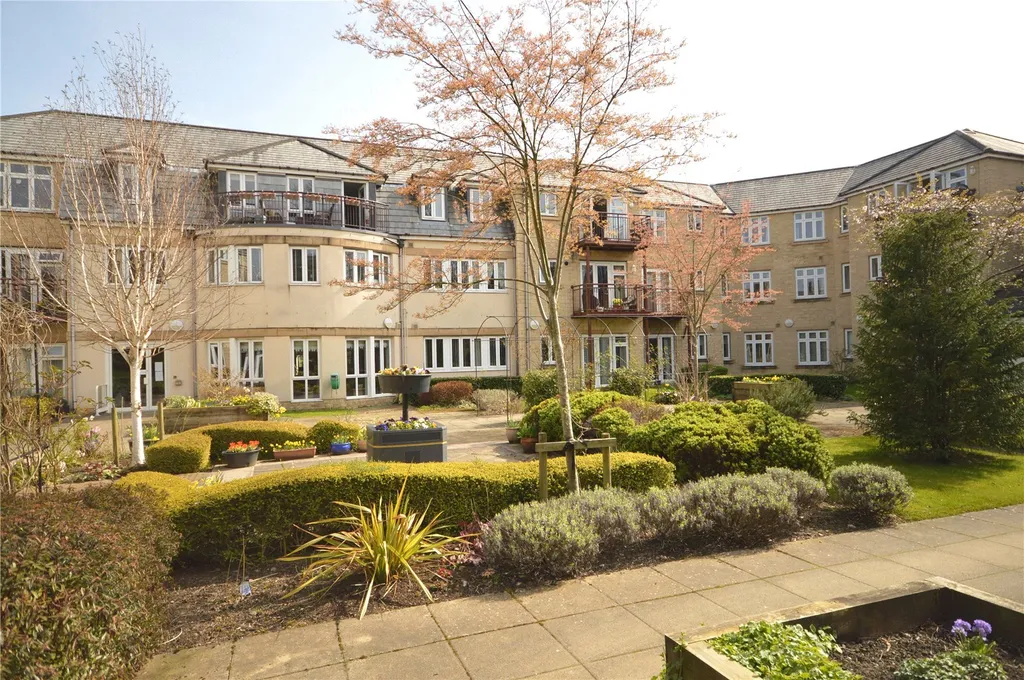 2 bed flat for sale