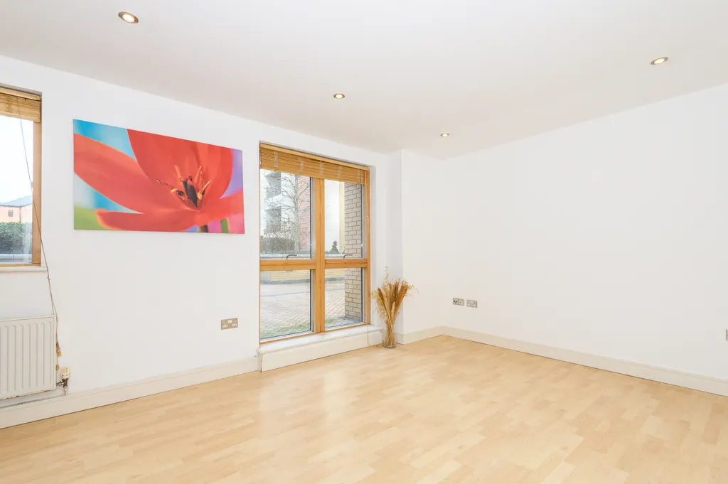 2 bed flat for sale