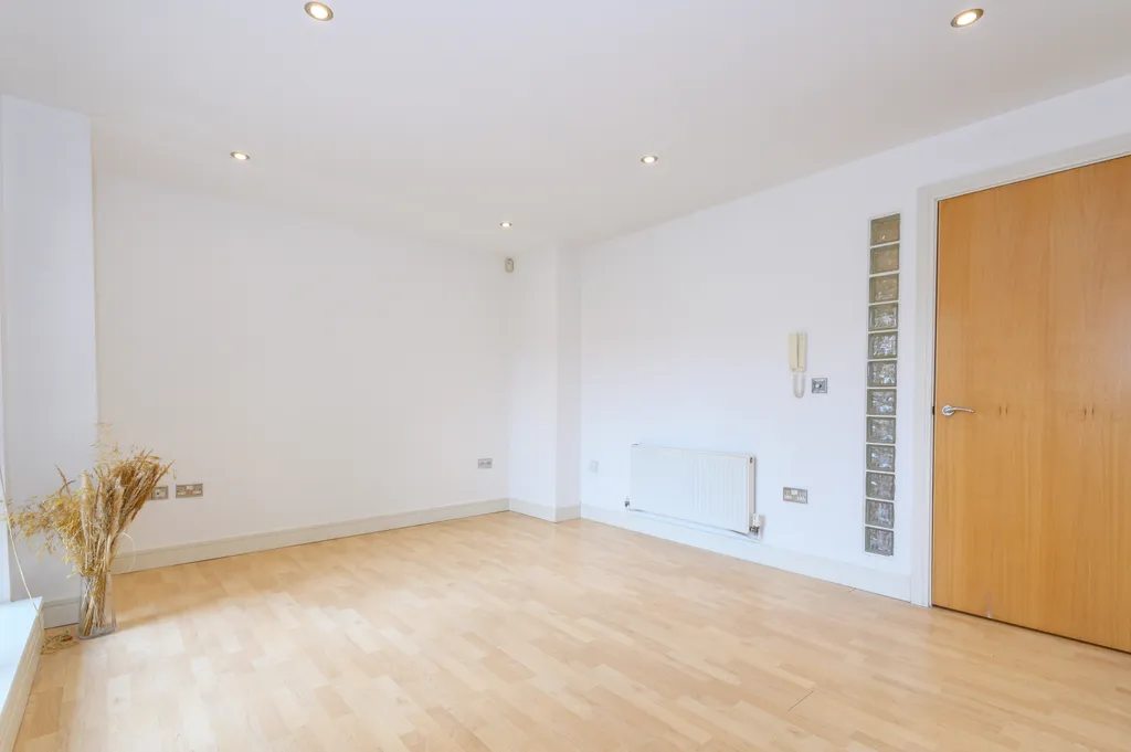 2 bed flat for sale