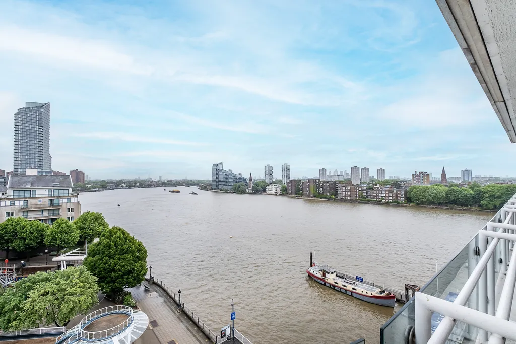 2 bed flat for sale