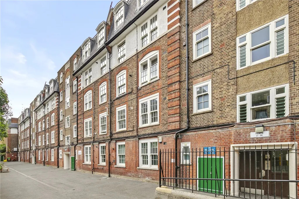 2 bed flat for sale
