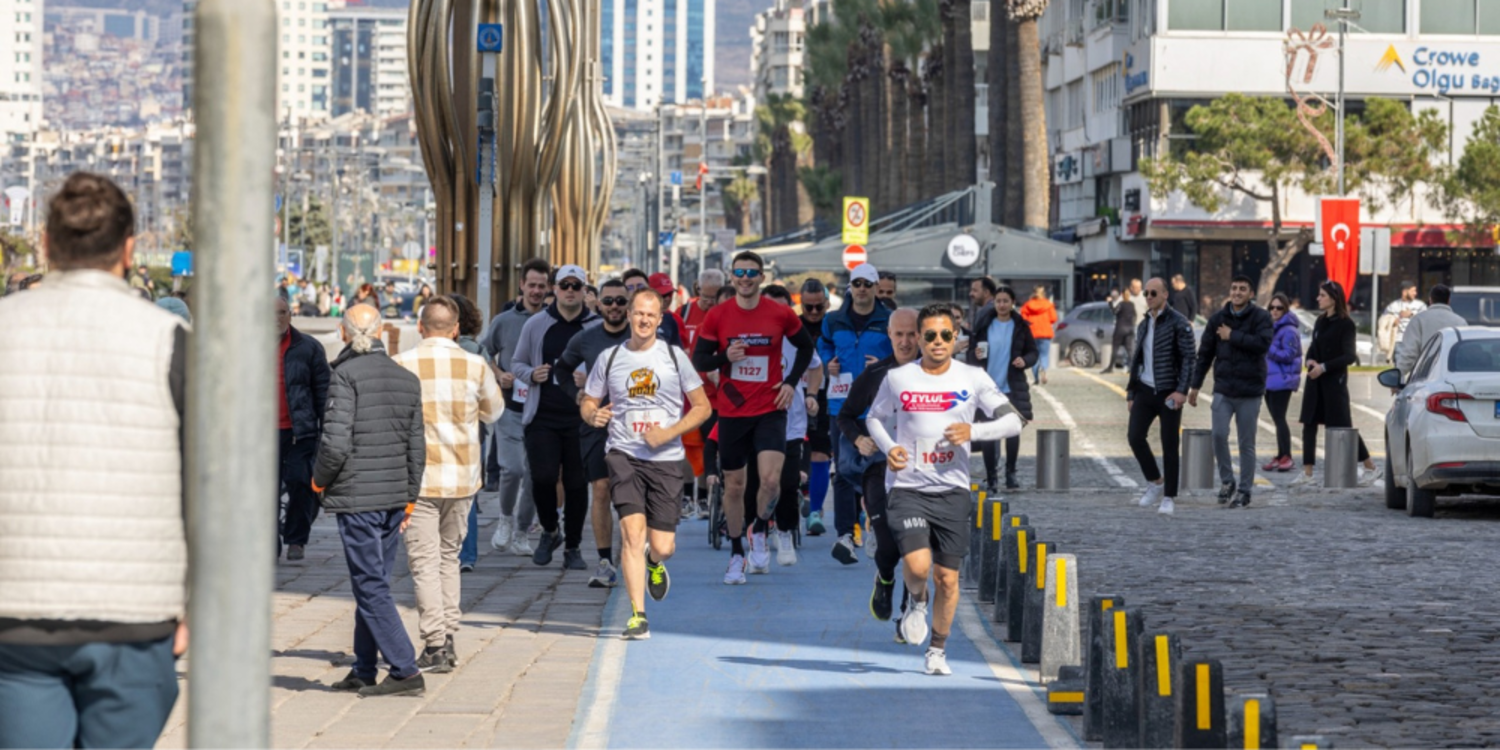 Konak’ta ‘Sevdiğine Koş’ ile her adım sevgiye atıldı
