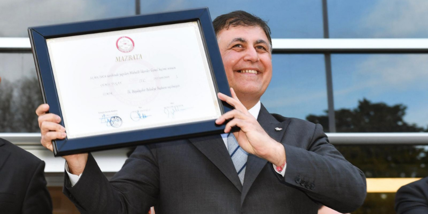 Başkan Cemil Tugay mazbatasını aldı