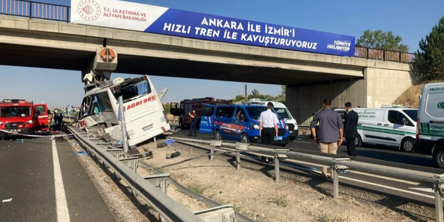 Ankara'da otobüs üst geçidin ayağına çarptı