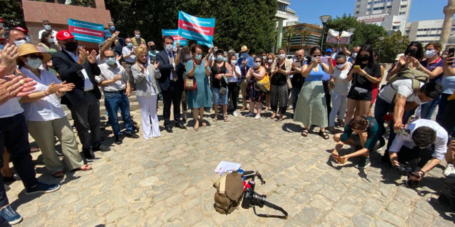 Gazeteciler şiddete karşı omuz omuza