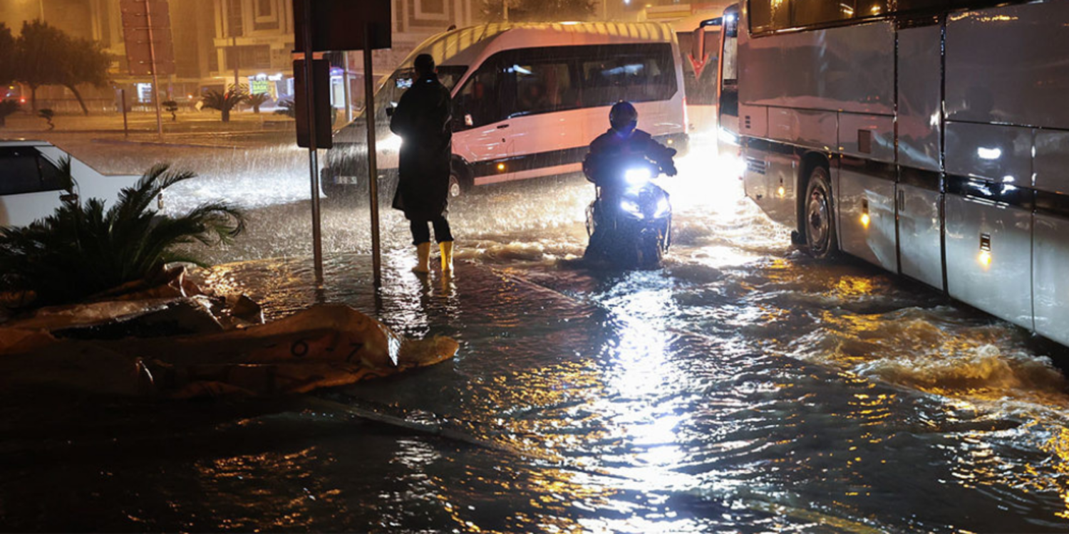 Antalya'yı sağanak vurdu, bir kişi hayatını kaybetti