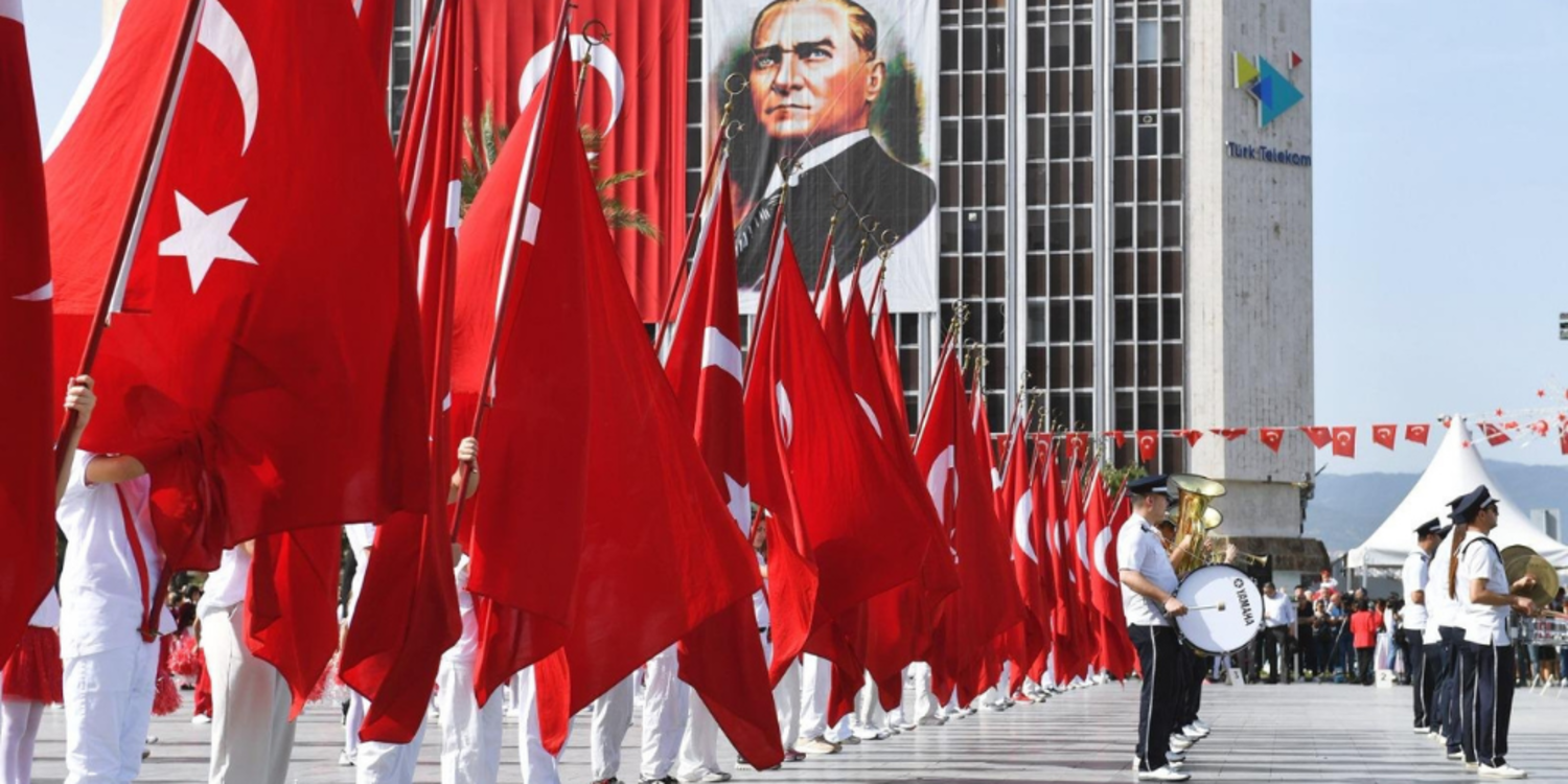 Cumhuriyet Meydanı çocukların gösterileriyle renklendi