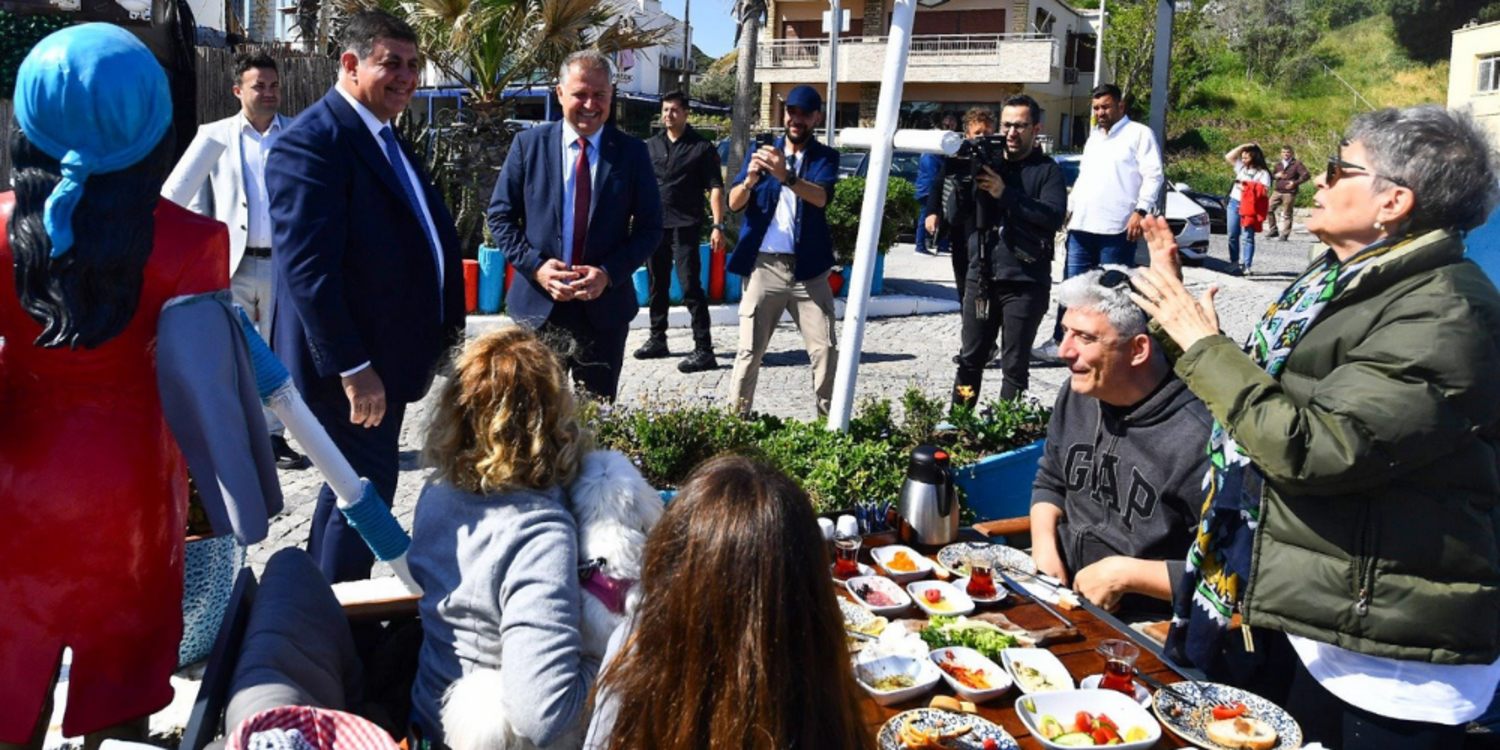 Başkan Tugay bayramın ilk günü Urla ve Çeşme'deydi
