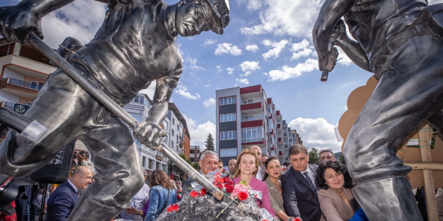 Başkan Tugay Soma’da maden şehitlerinin aileleriyle buluştu