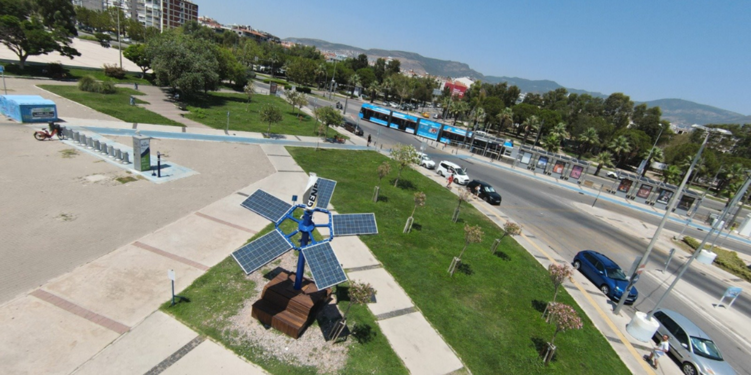 İzmir’de güneş ağaçları ile şarj dönemi başladı