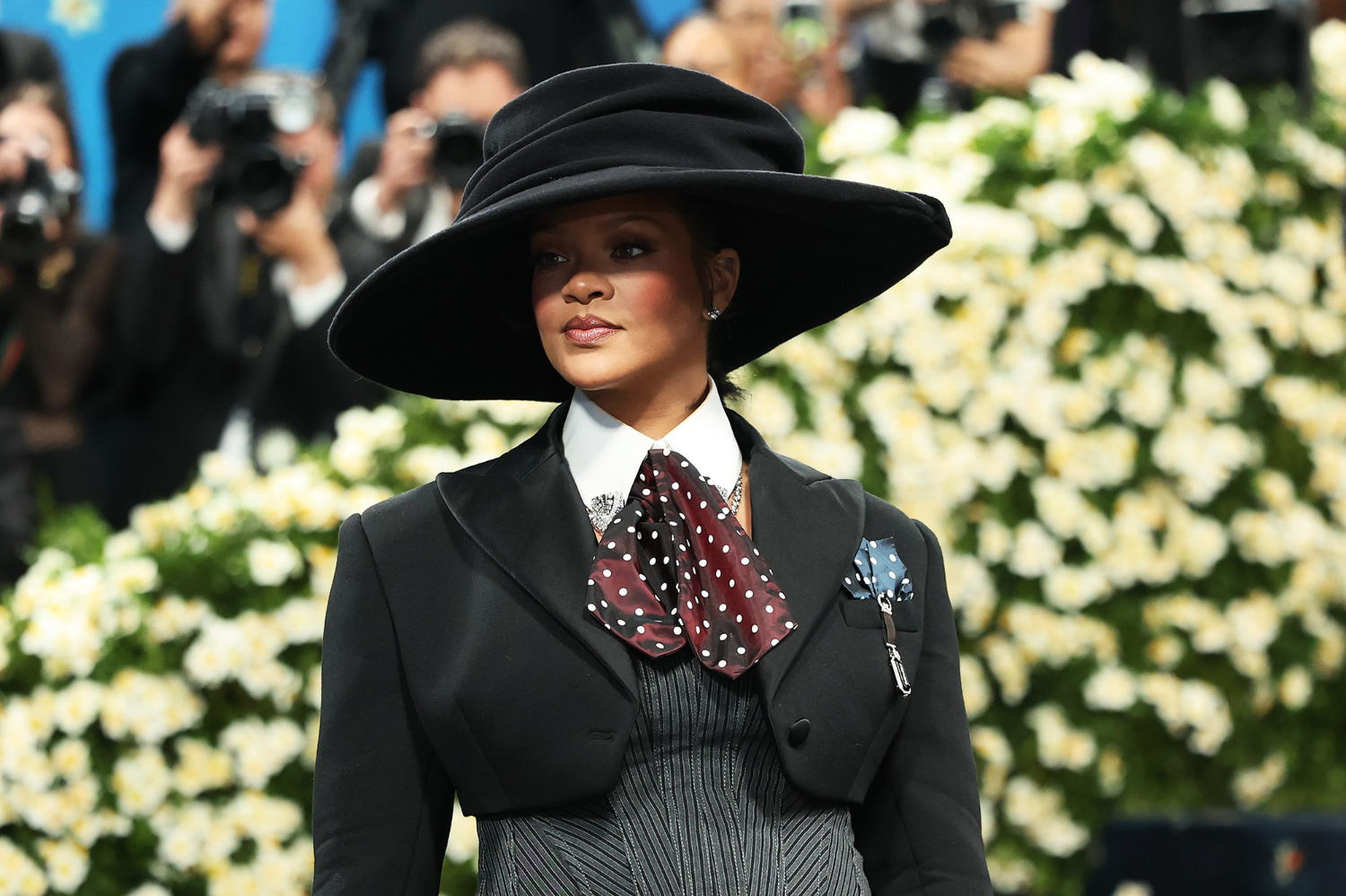 Rihanna üçüncü çocuğuna hamile