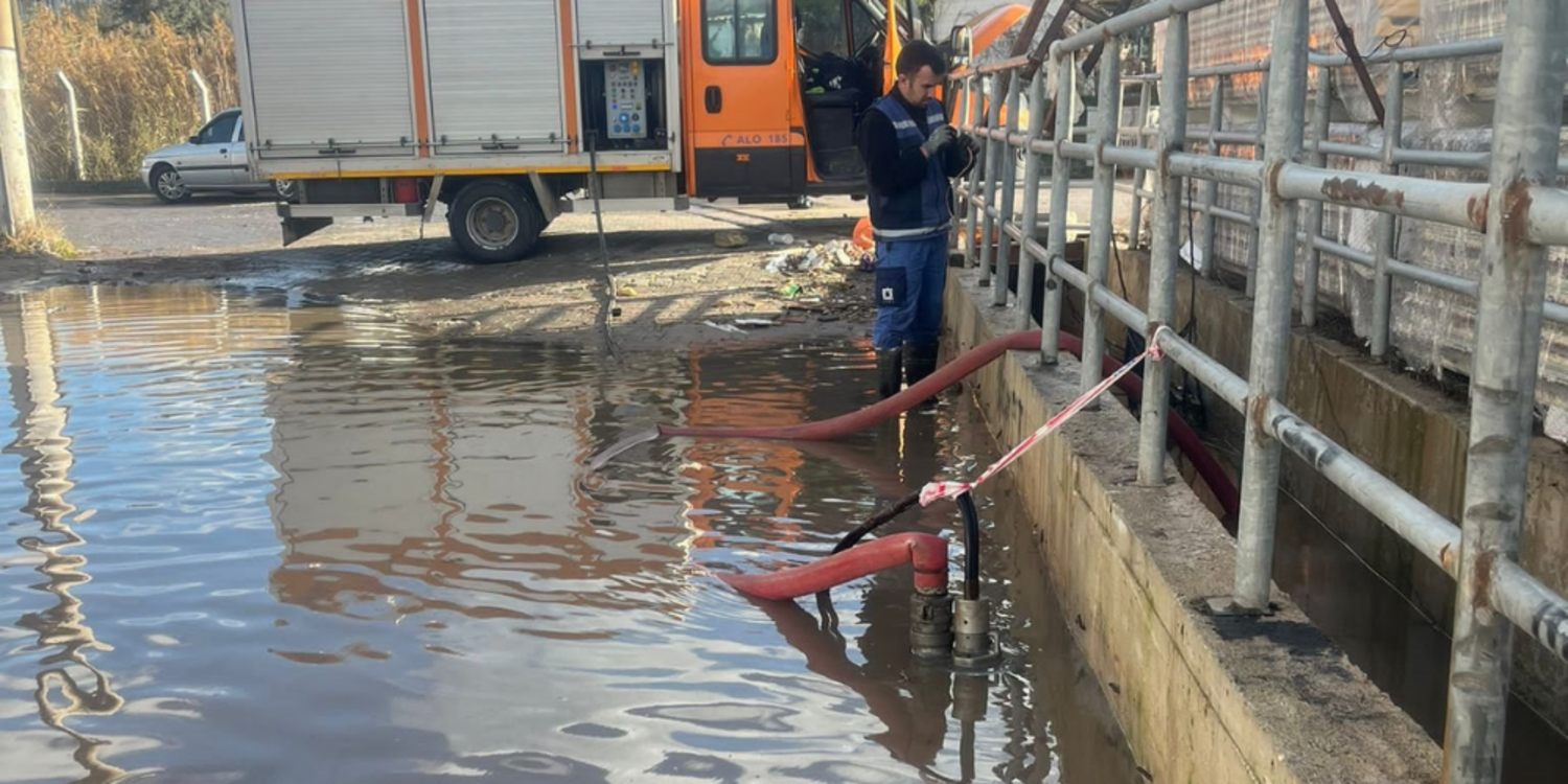 Dikili’de aşırı yağış, dere ve göleti taşırdı