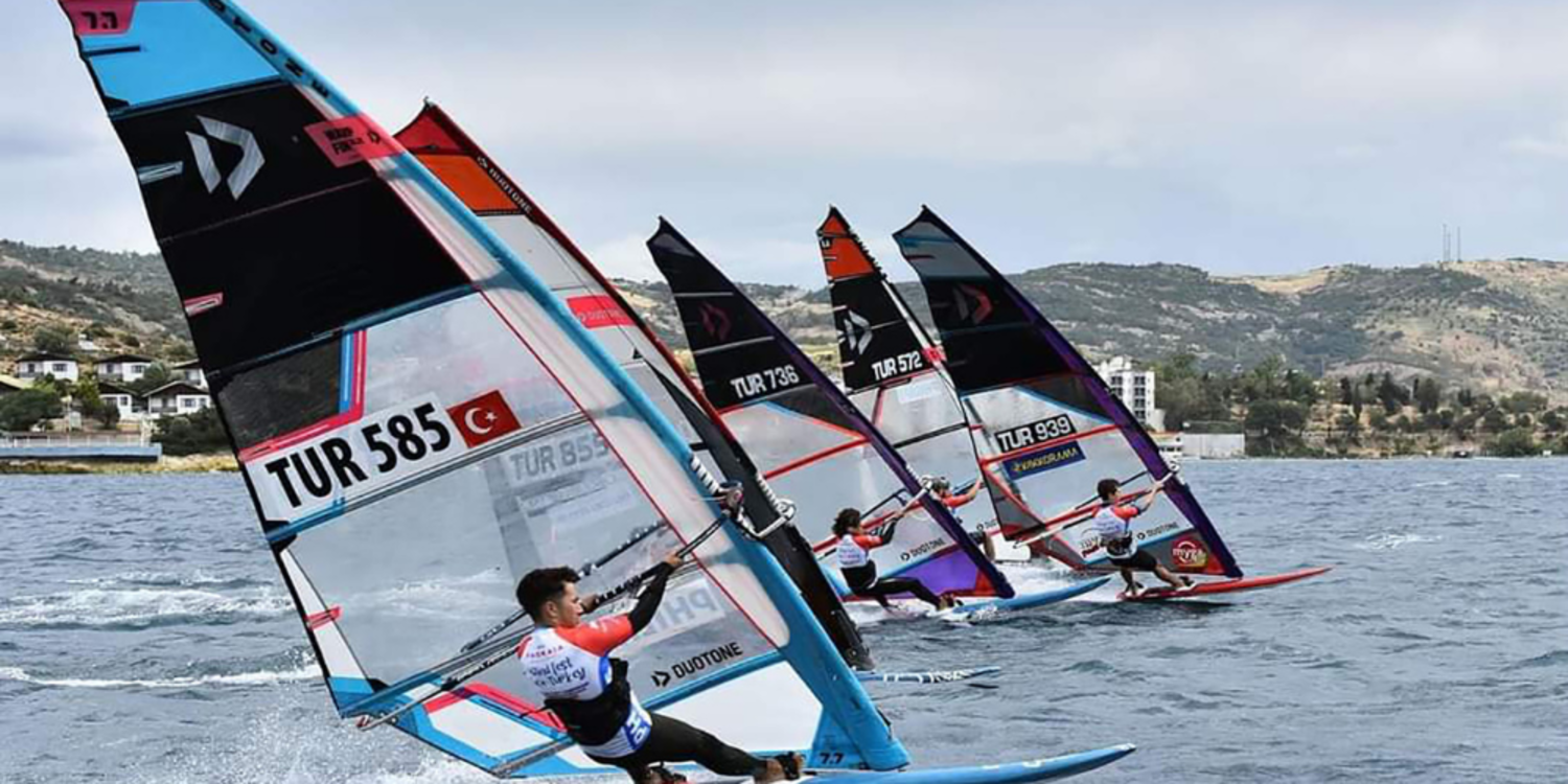 Foça’da rüzgar sörfü heyecanı