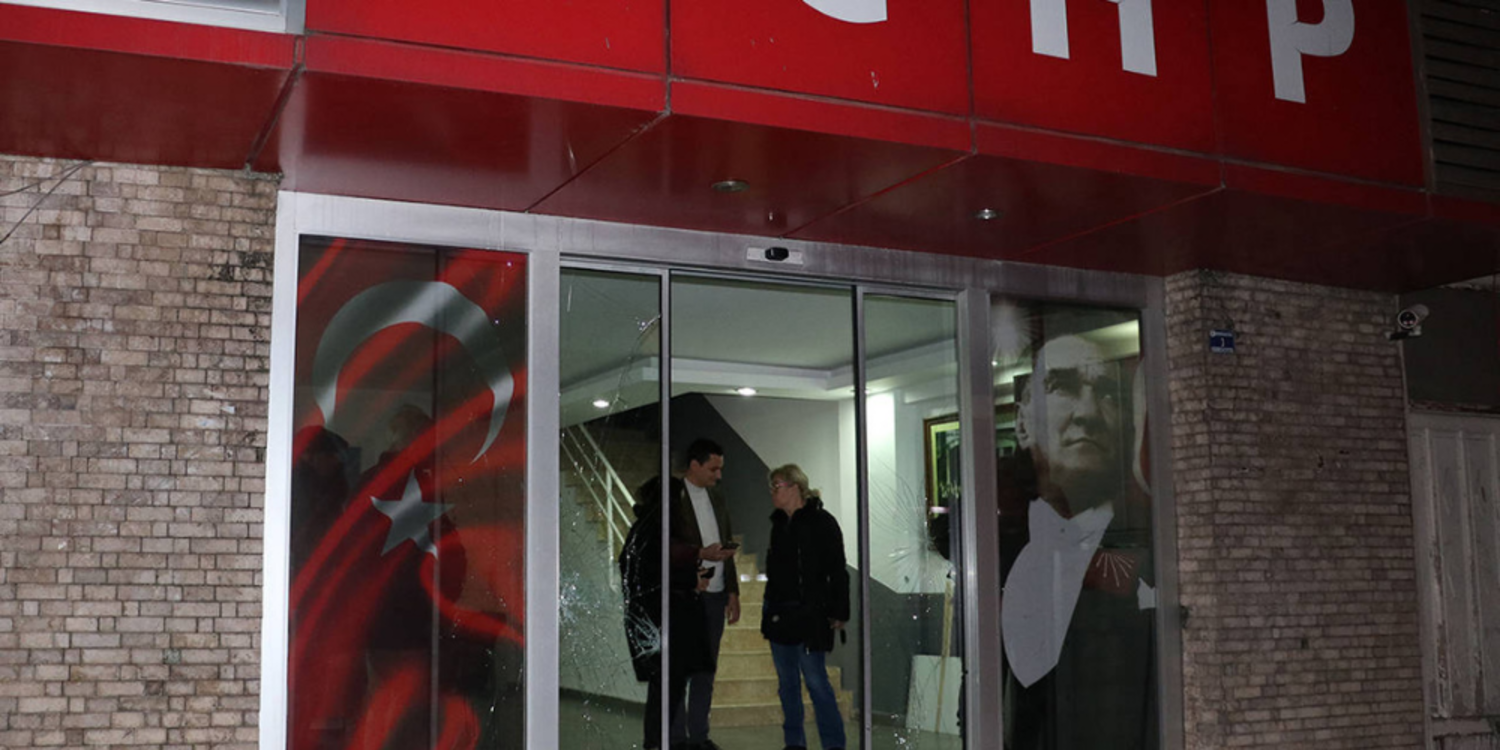 Antalya'da CHP il binasına taşlı saldırı