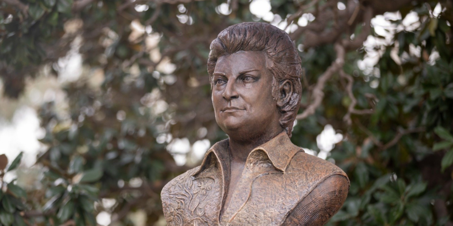 Sanat güneşi Zeki Müren’in heykeli Kültürpark’ta