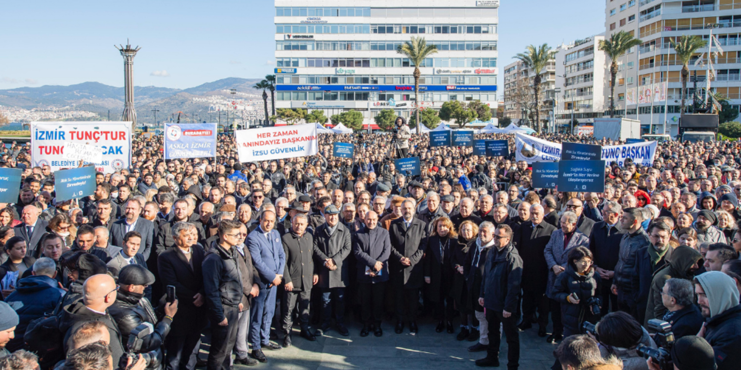 İzmir'de miting gibi tören