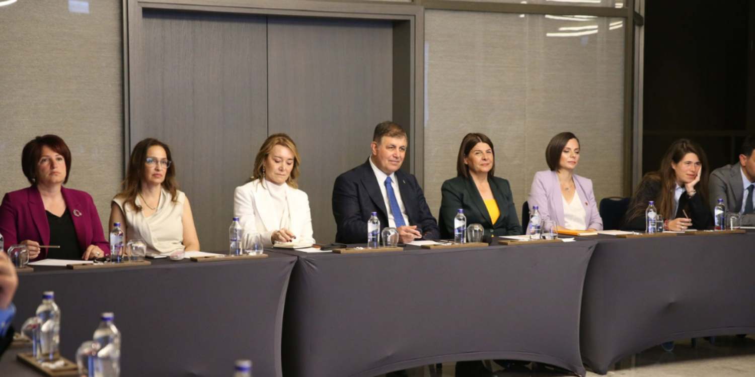 Başkan Tugay ilçe belediye başkanlarıyla toplantı yaptı