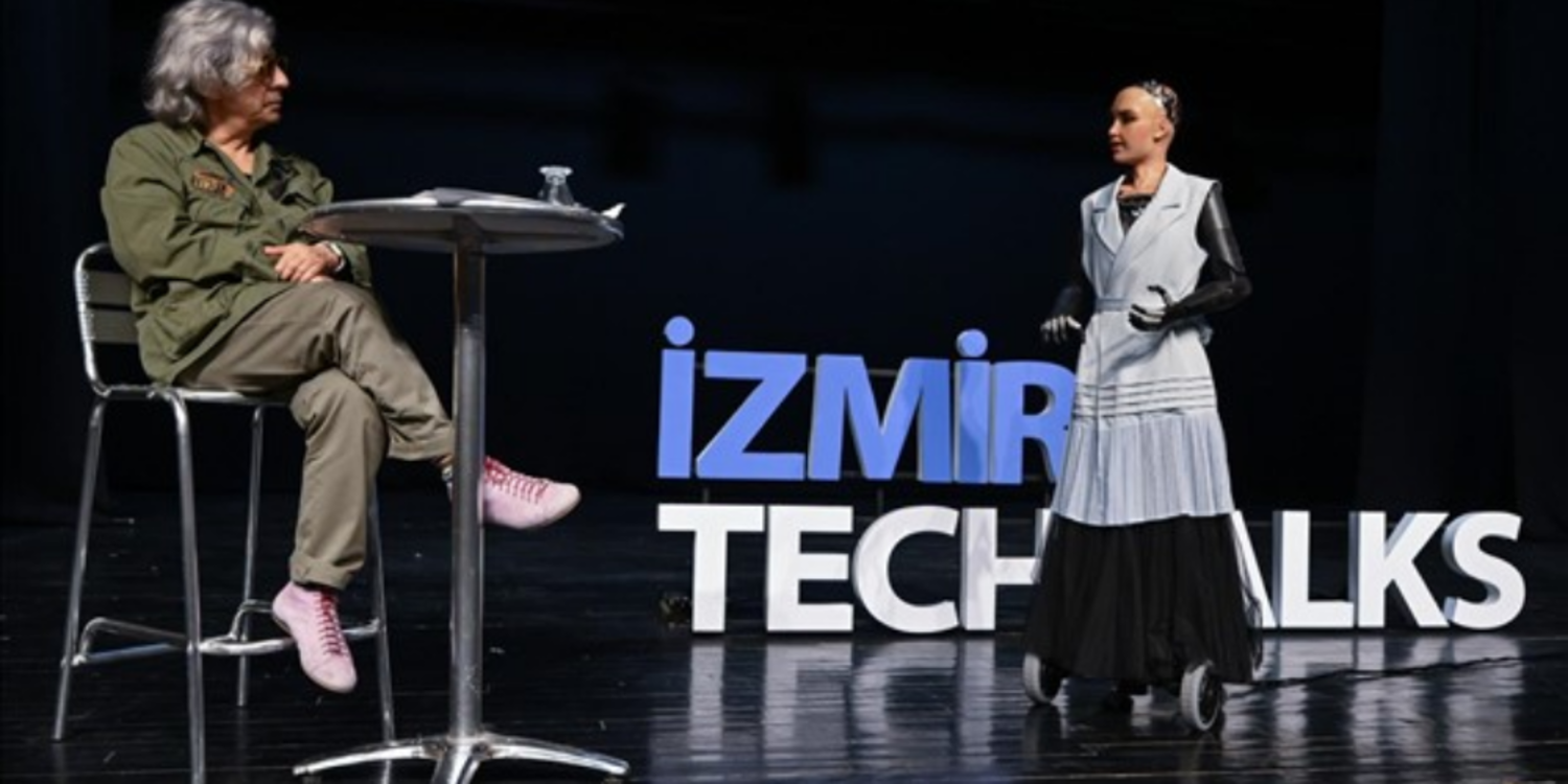 Okan Bayülgen ile Robot Sophia İzmirliler ile bir araya geldi