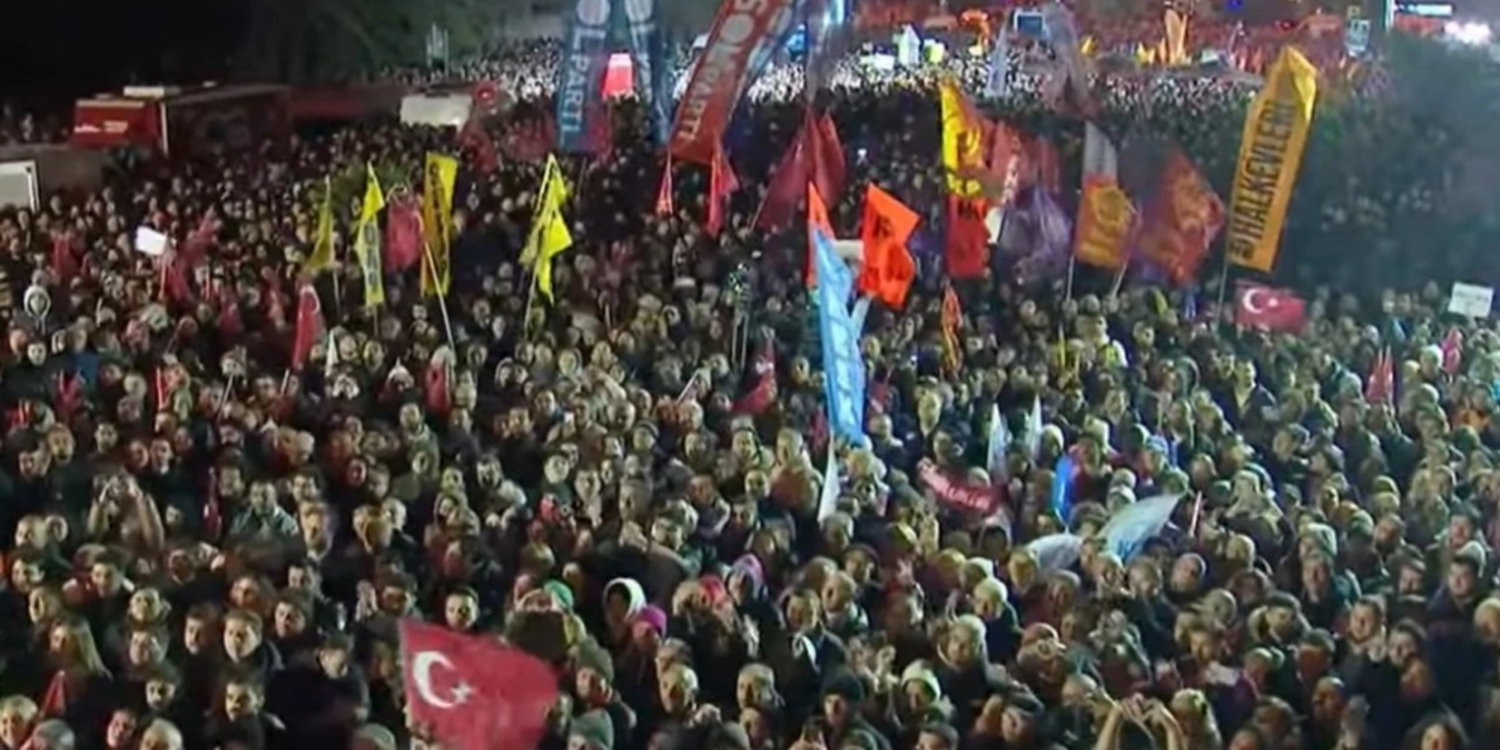 On binlerce kişi İmamoğlu'na destek için Saraçhane'de buluştu