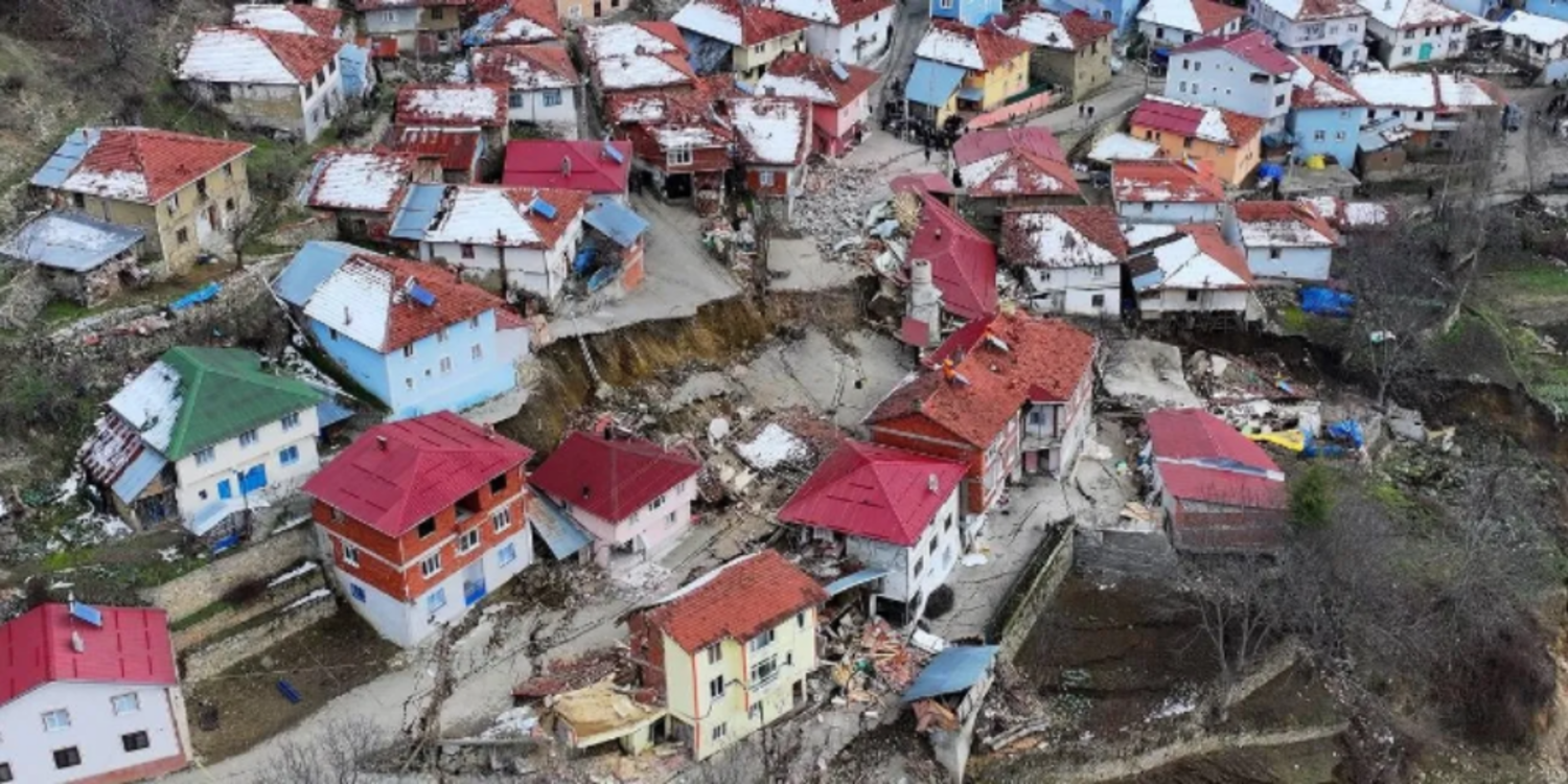900 nüfuslu köy ikiye ayrıldı