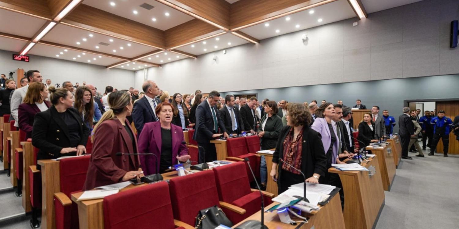 Büyükşehir meclisinde kadınlardan Aydemir protestosu