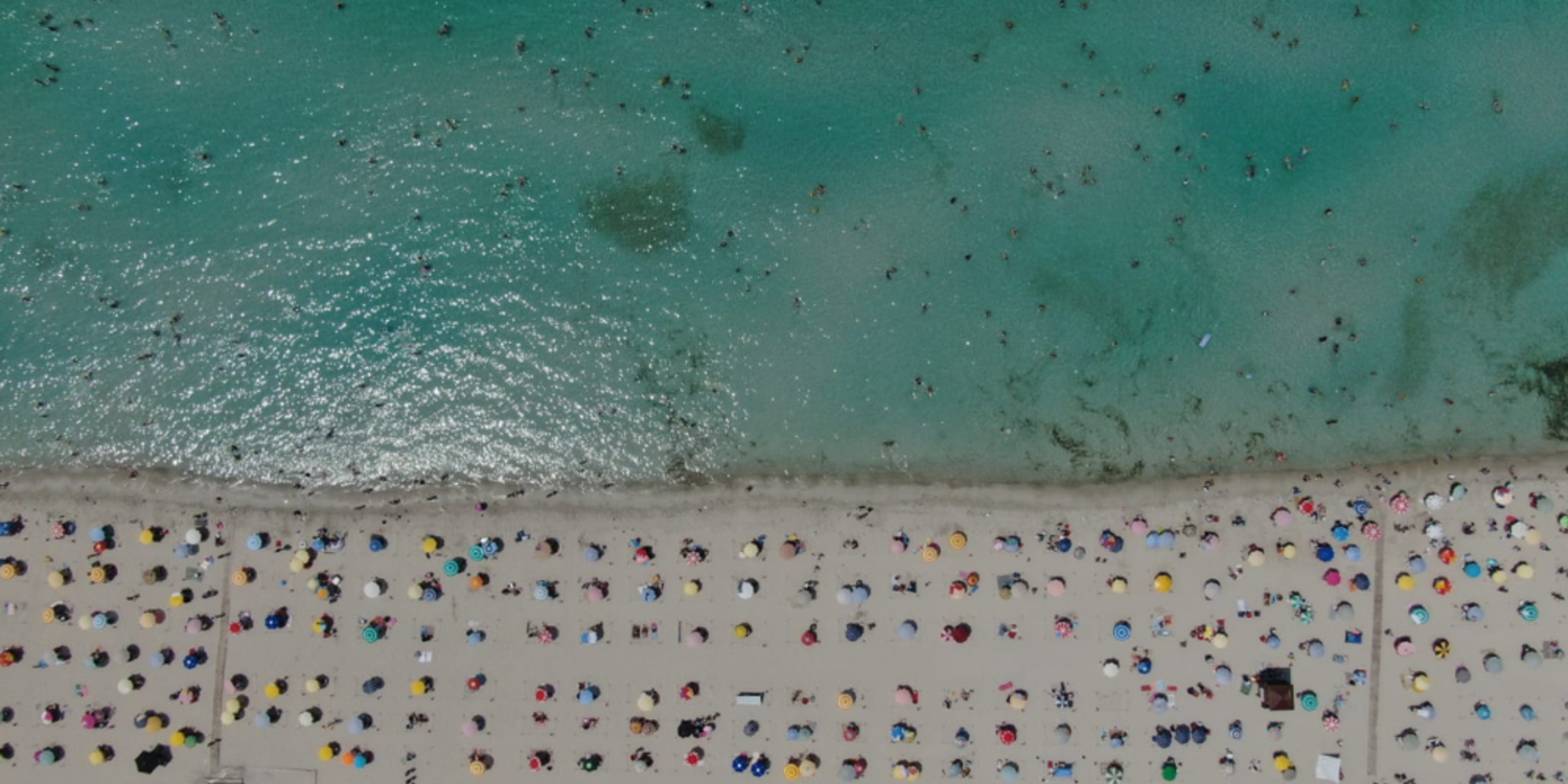 Çeşme’ye tatilci akını, plajlar doldu taştı