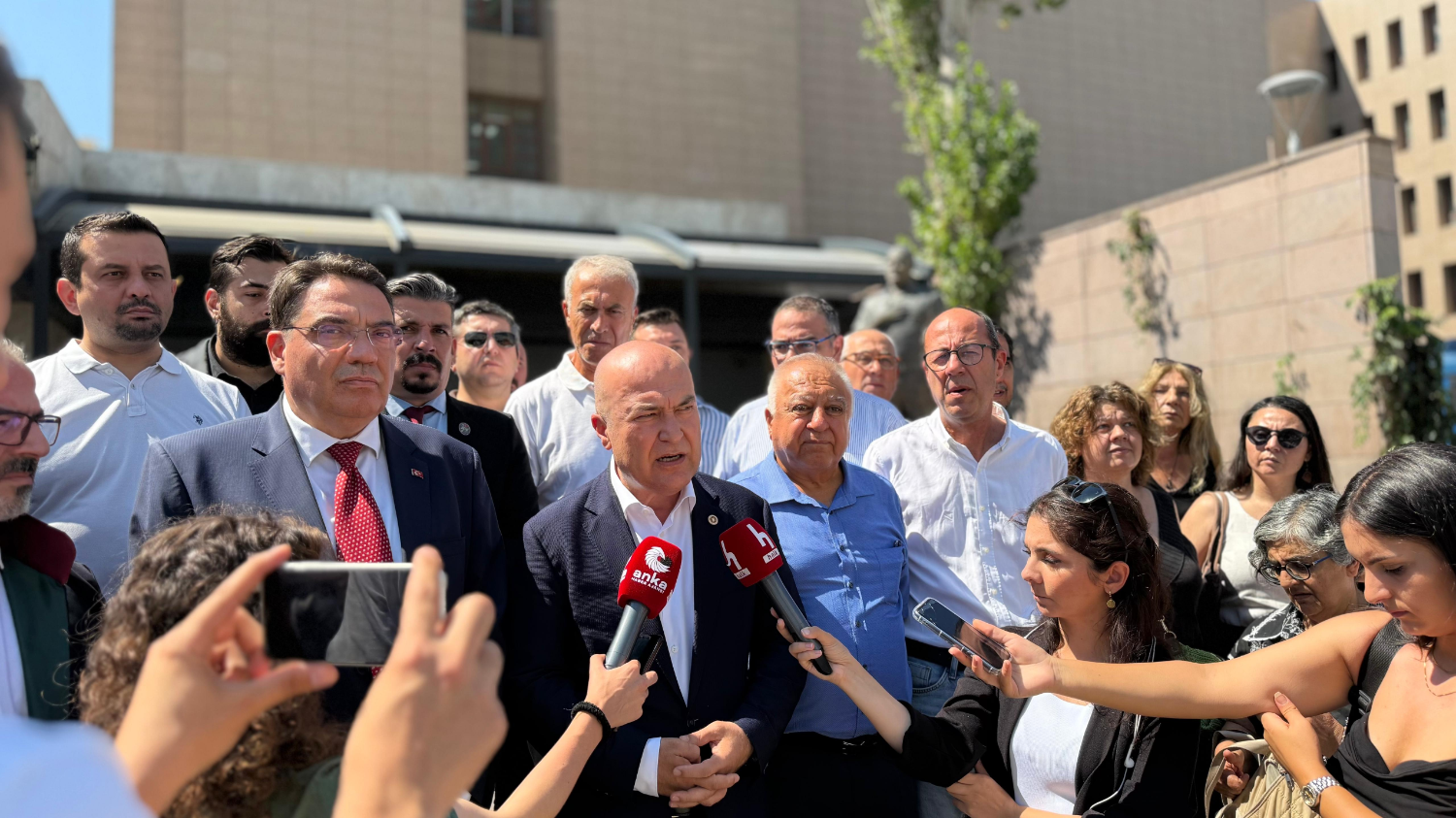 Yankı Bağcıoğlu beş teğmene destek verdiği için İzmir’de hakim karşısındaydı