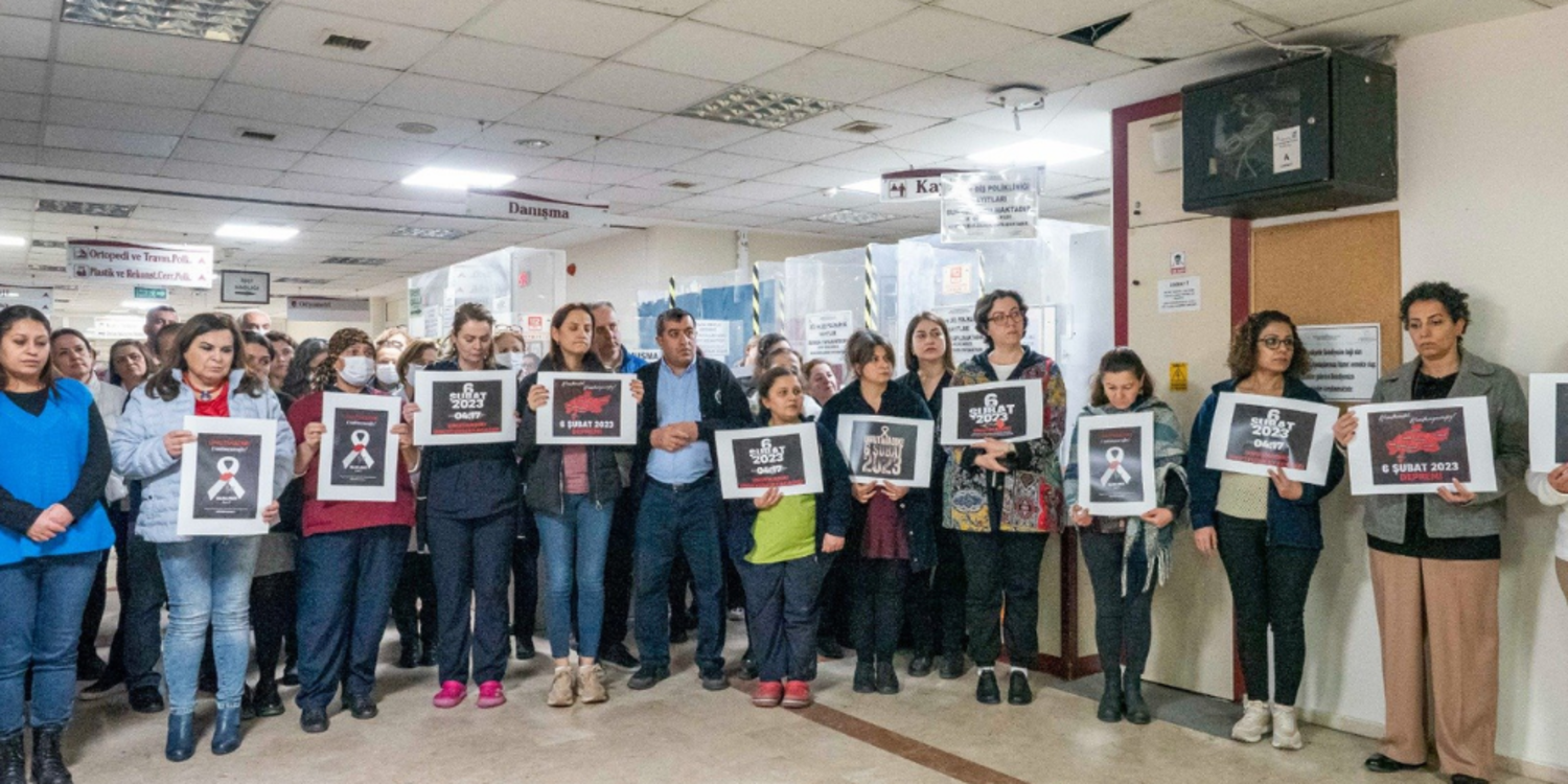 Depremde hayatını kaybedenler İzmir’de anıldı