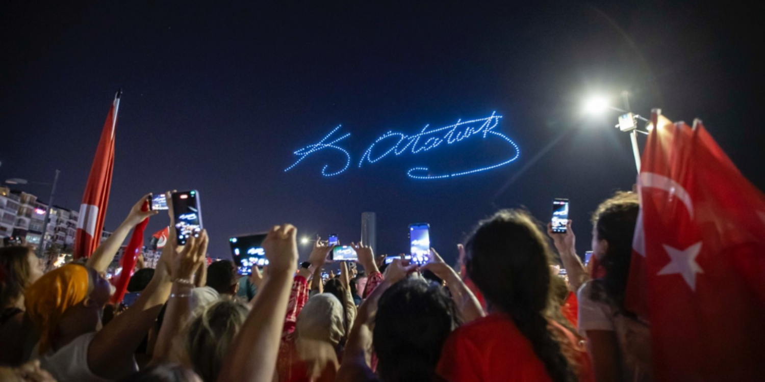 500 dron Körfez’de görsel şölen yaşattı