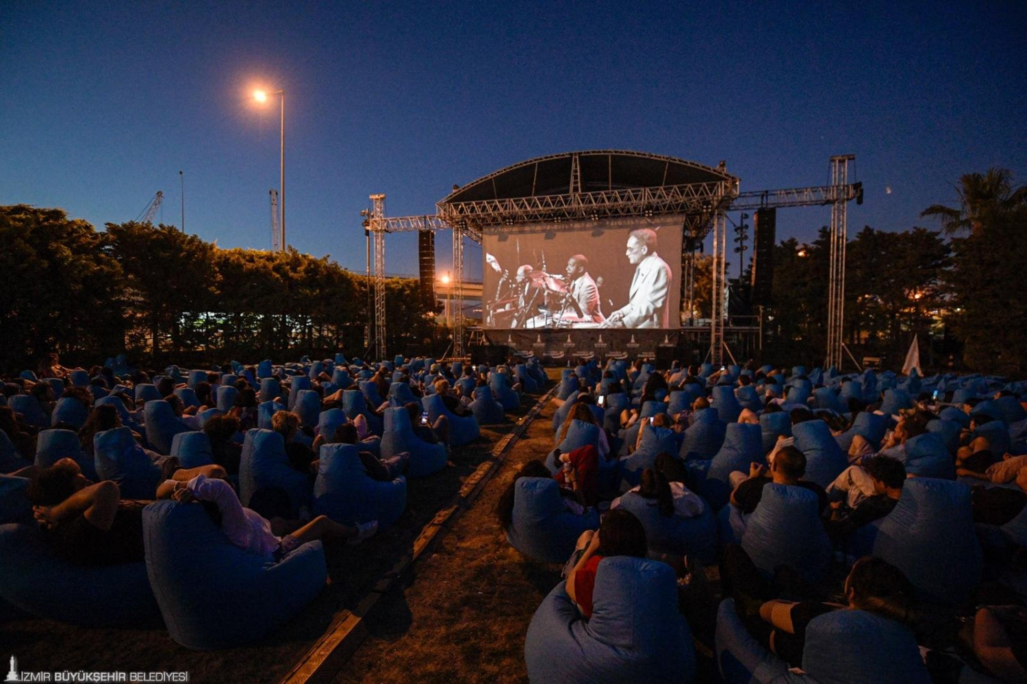 Açık havada sinema keyfi başladı