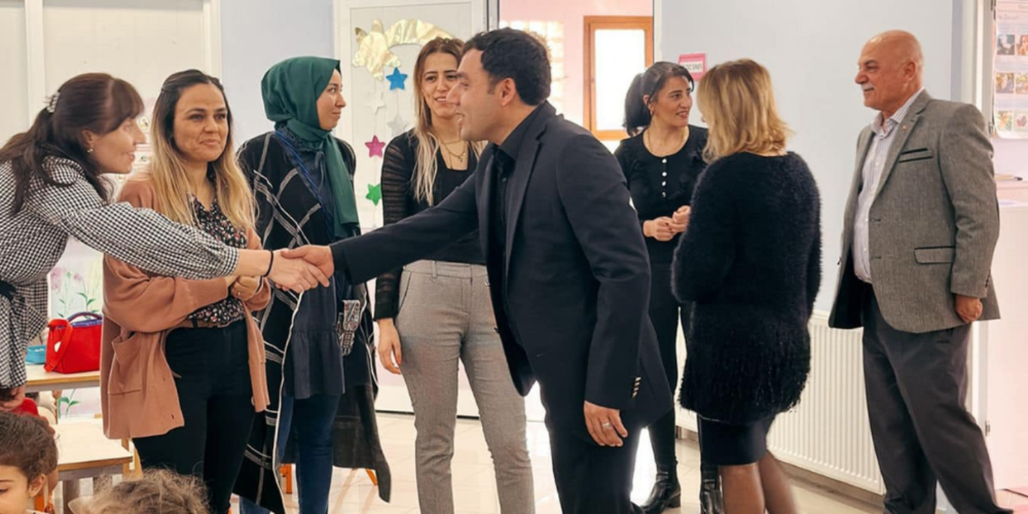 Karaburun’da okullar, siyasi propagandanın adresi oldu
