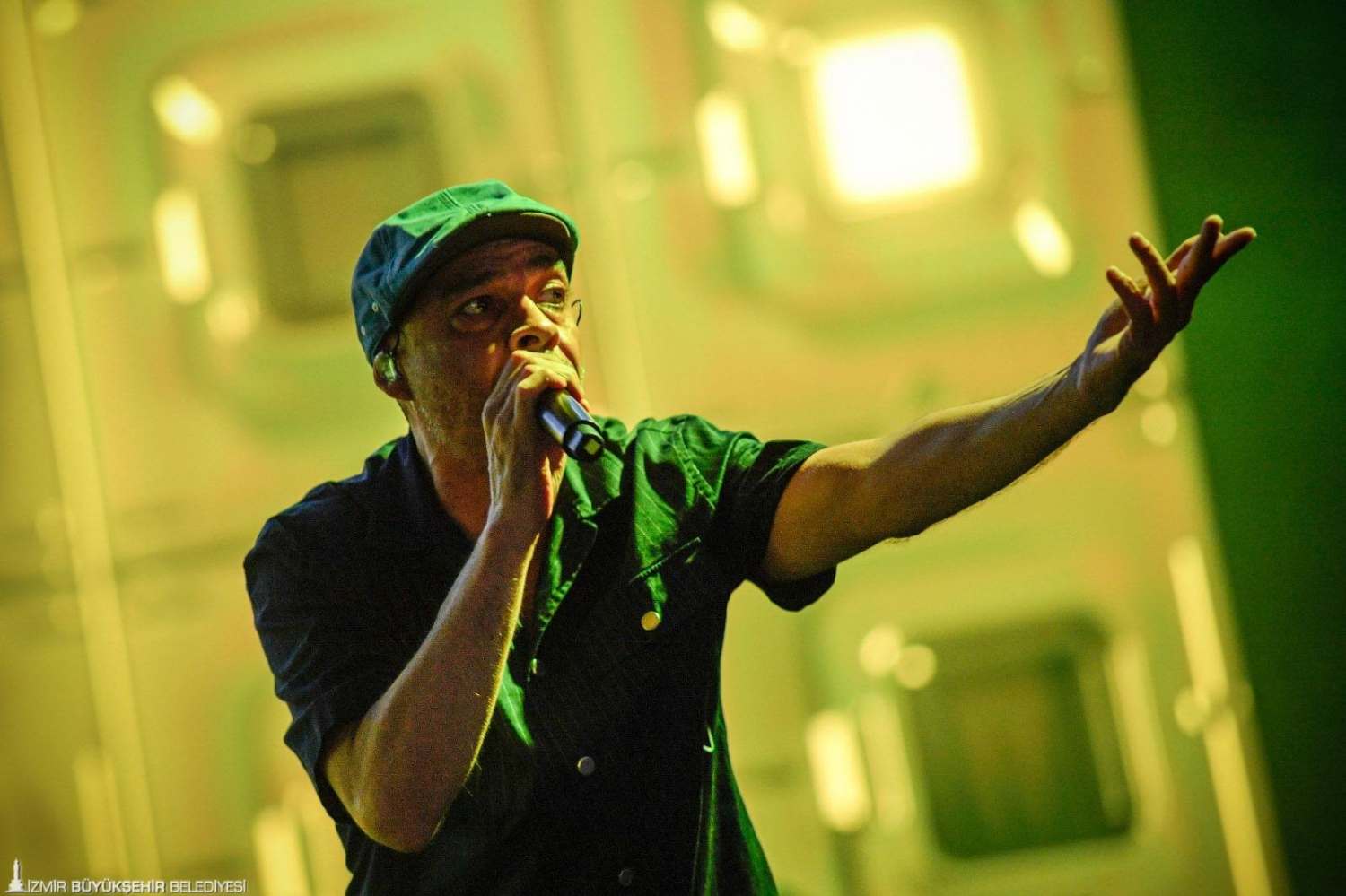 Ceza, İzmir’den barış mesajı verdi