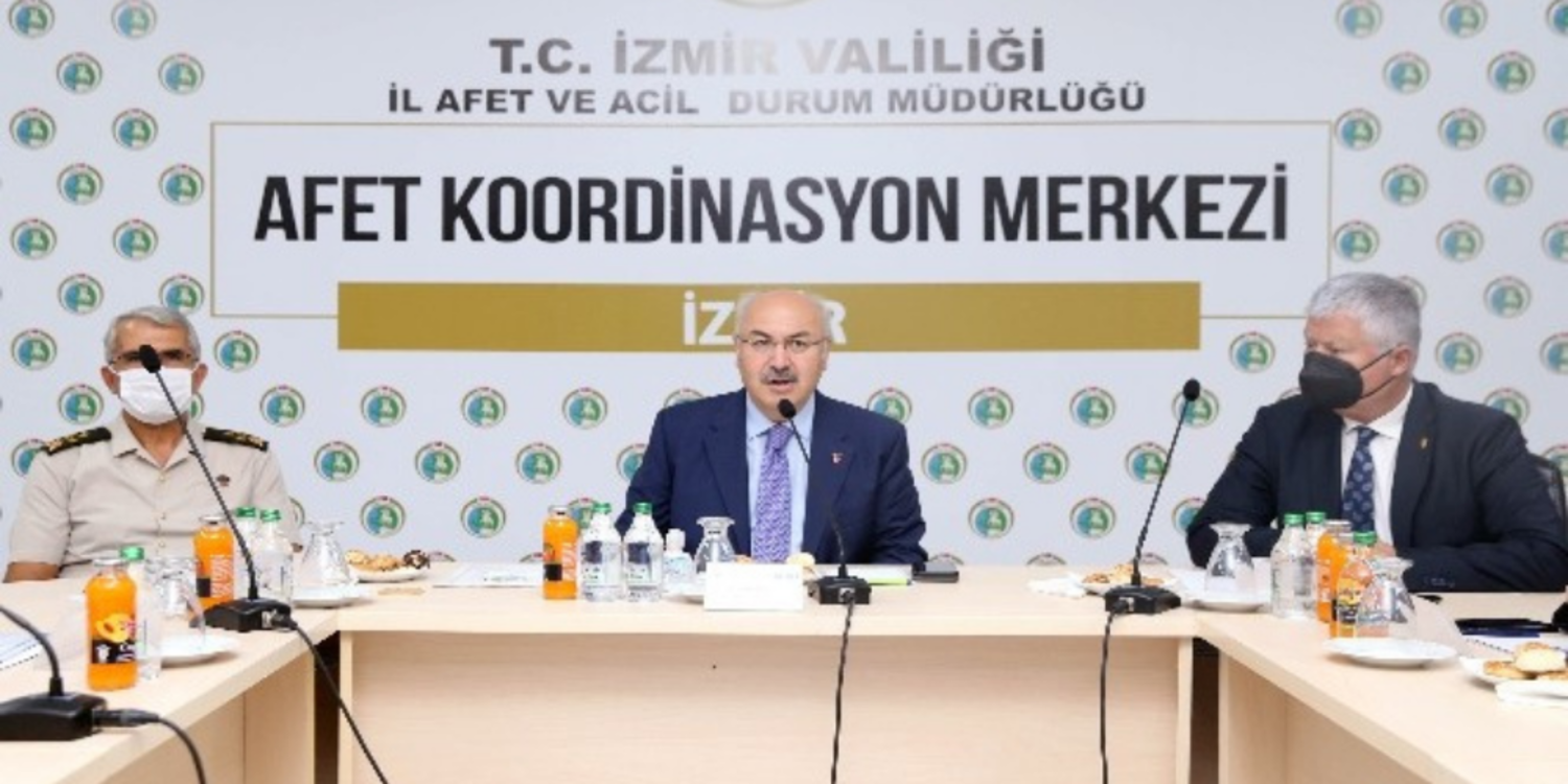 Vali Köşger: Canlı fay hatlarının üzerinde yaşıyoruz