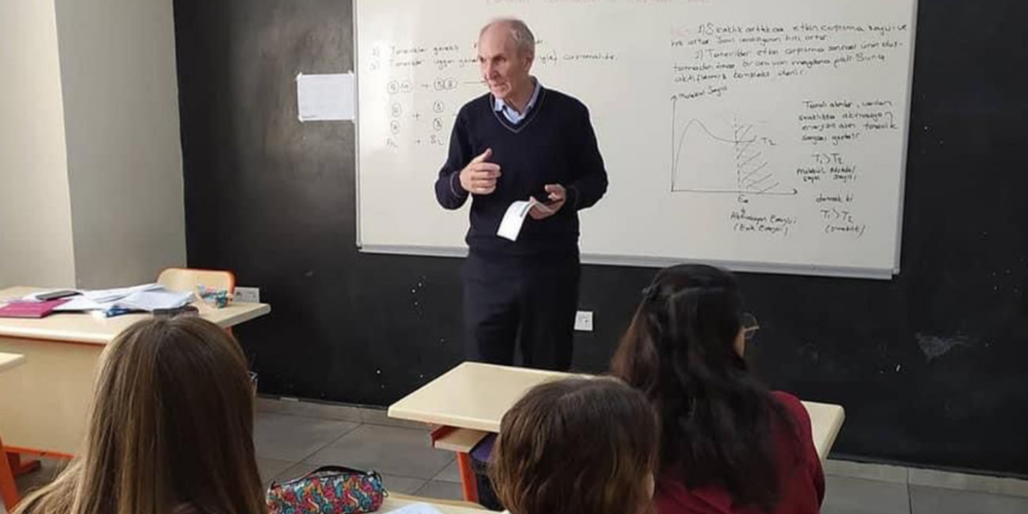 Öğrenci tarafından vurulan okul müdürü hayatını kaybetti