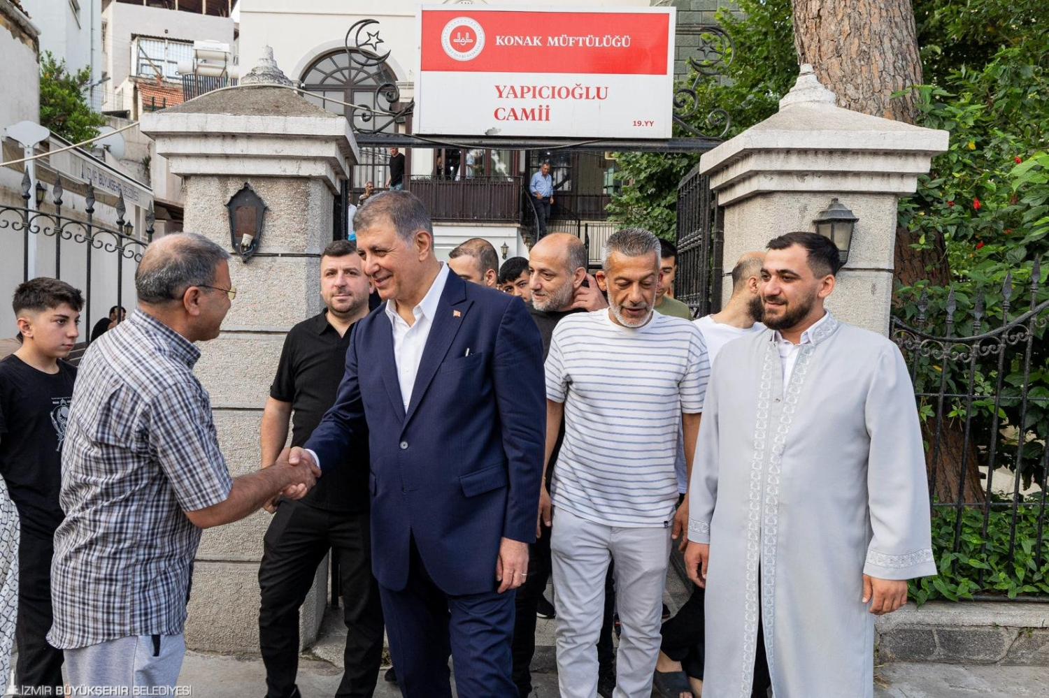 Başkan Tugay vatandaşlarla bayramlaştı