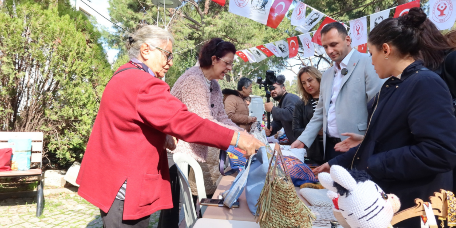 Bornova Belediyesi’nden anneler için “Hediyelik Eşya Günleri”