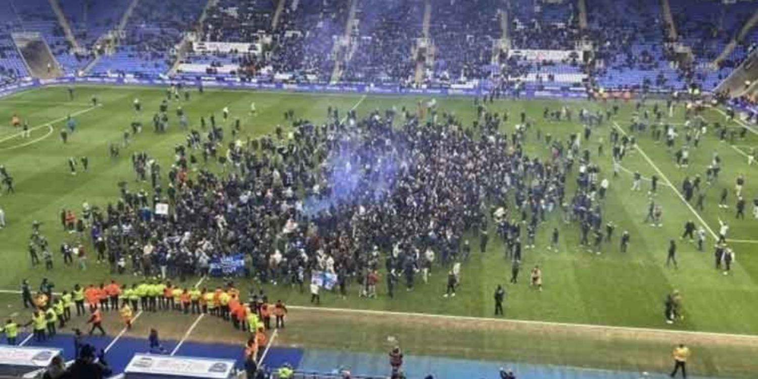 Taraftarlar sahaya girdi, maç ertelendi