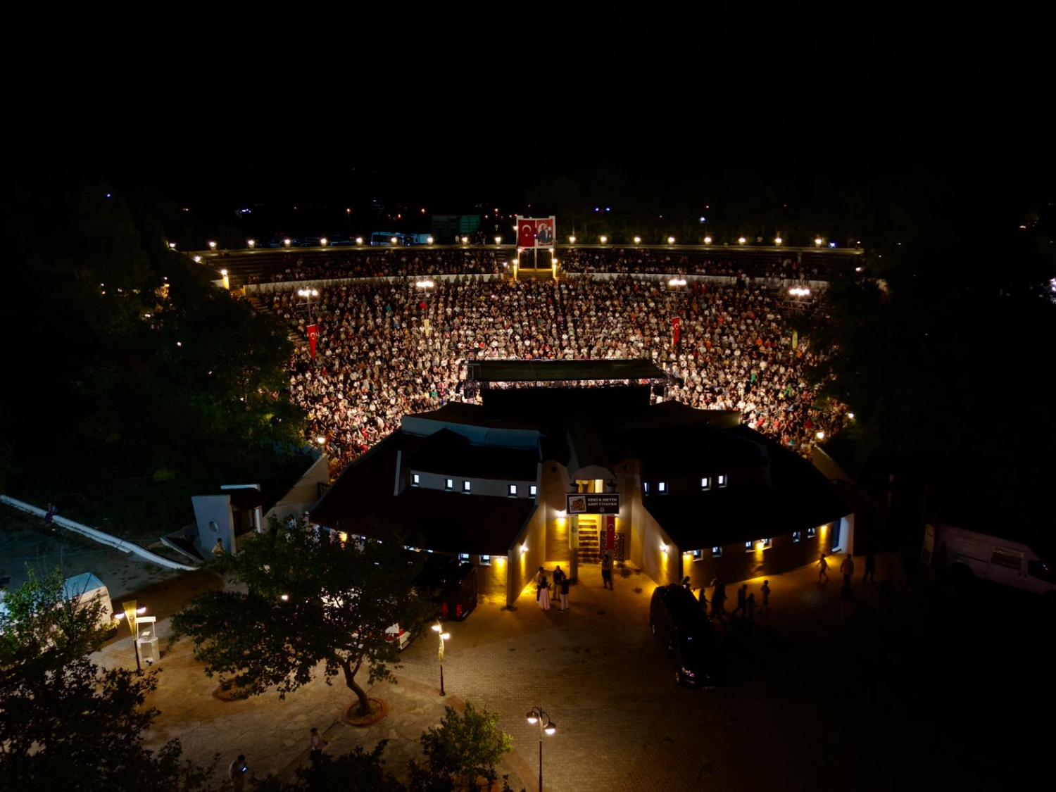Buca'da Zeki - Metin Amfi Tiyatro'ya coşkulu açılış