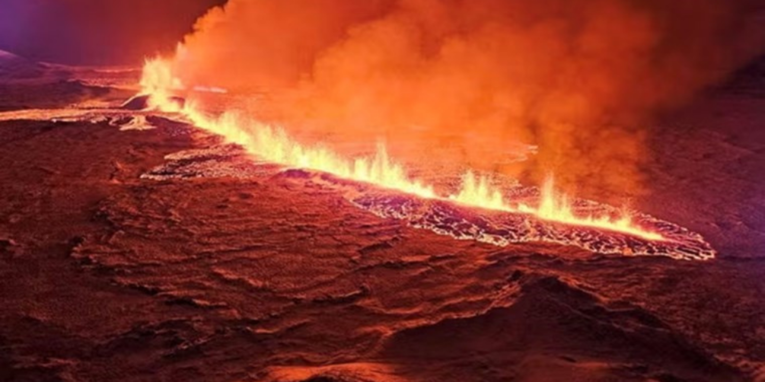 İzlanda’da yanardağ patladı