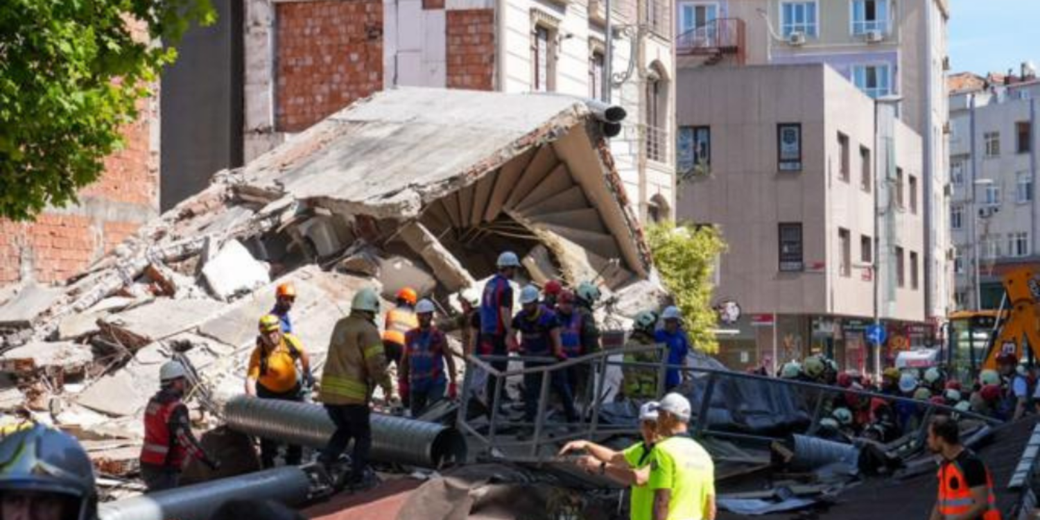 Küçükçekmece'de 3 katlı bina çöktü: 1 kişi öldü